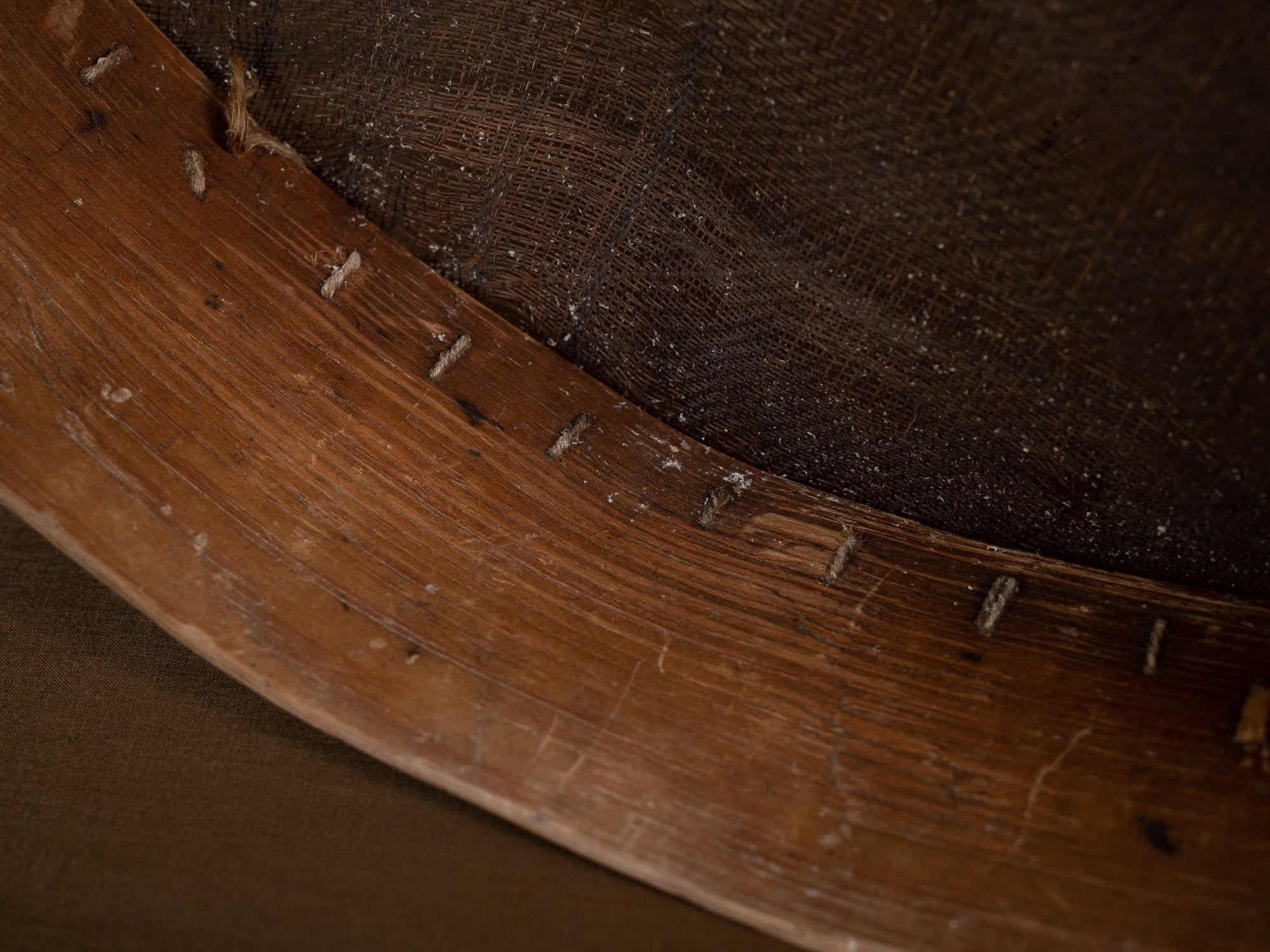 Mitate mono, tamis ancien en bouleau et cotonnade, Suède (Fin du XIXe siècle)..Mitate mono, old sieve in birch and cotton, Sweden (late 19th century)