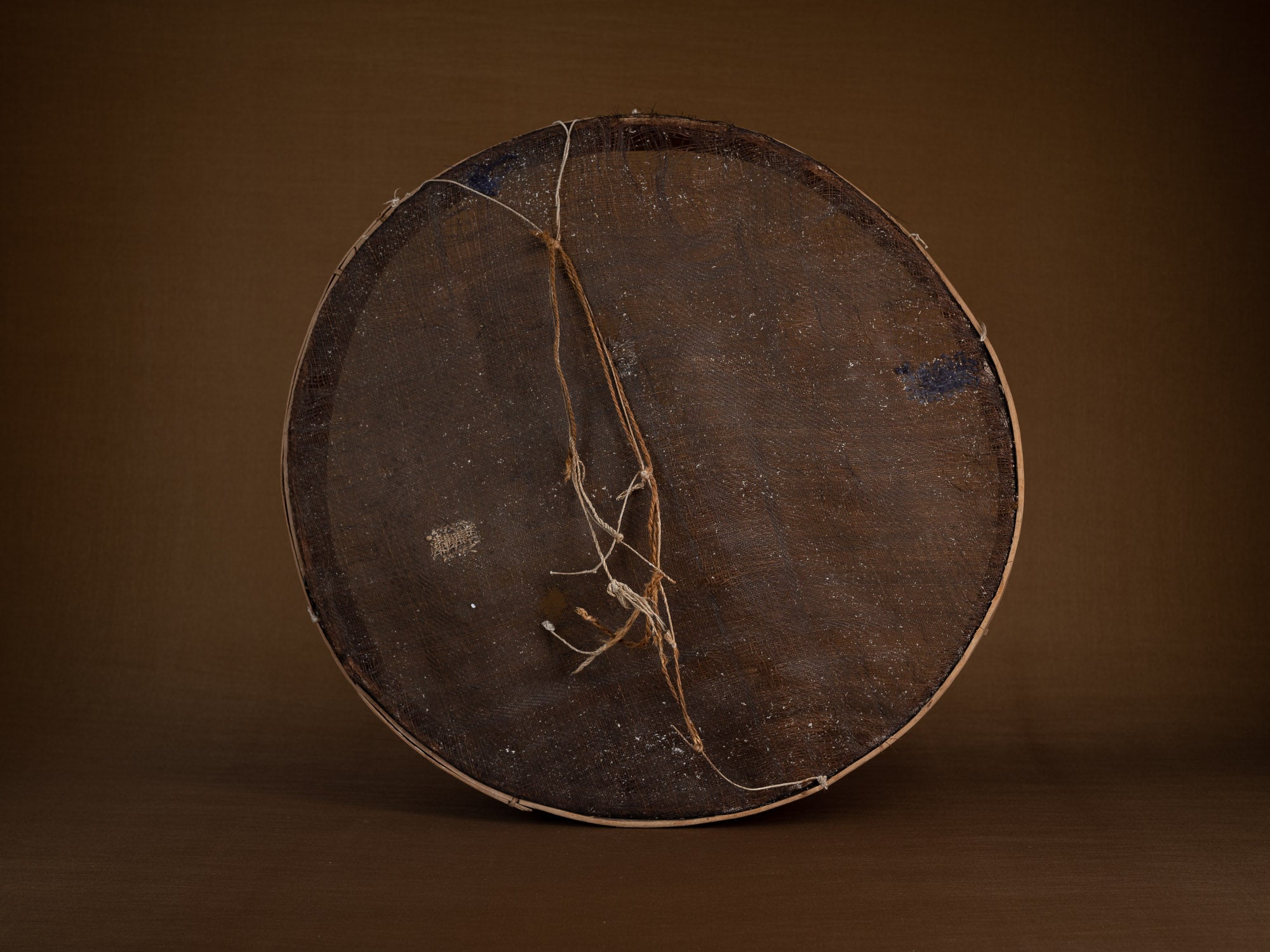 Mitate mono, tamis ancien en bouleau et cotonnade, Suède (Fin du XIXe siècle)..Mitate mono, old sieve in birch and cotton, Sweden (late 19th century)