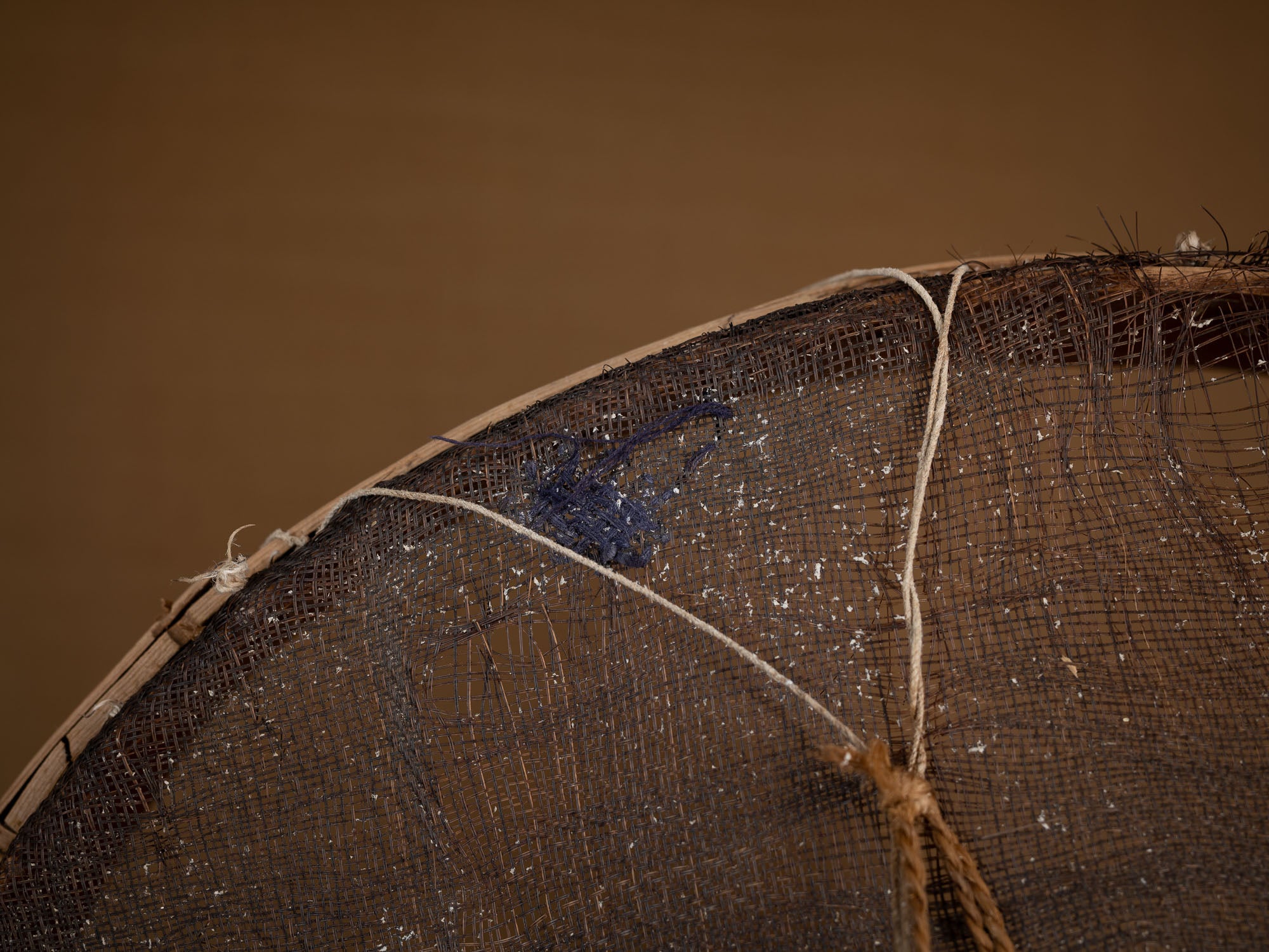 Mitate mono, tamis ancien en bouleau et cotonnade, Suède (Fin du XIXe siècle)..Mitate mono, old sieve in birch and cotton, Sweden (late 19th century)