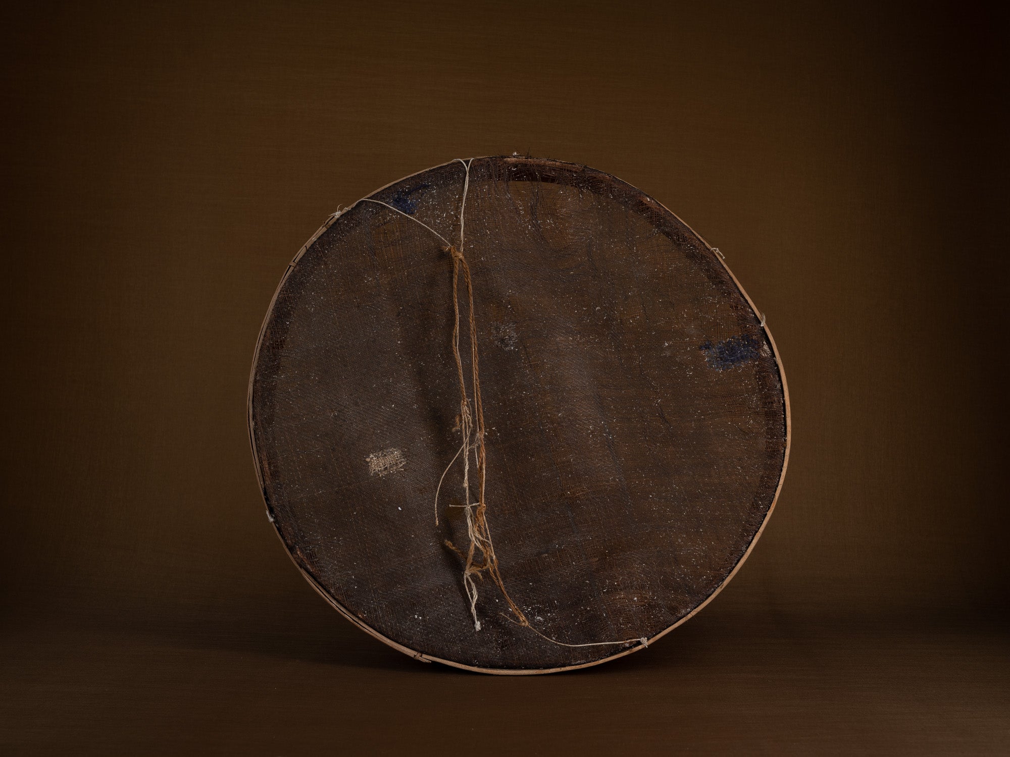 Mitate mono, tamis ancien en bouleau et cotonnade, Suède (Fin du XIXe siècle)..Mitate mono, old sieve in birch and cotton, Sweden (late 19th century)