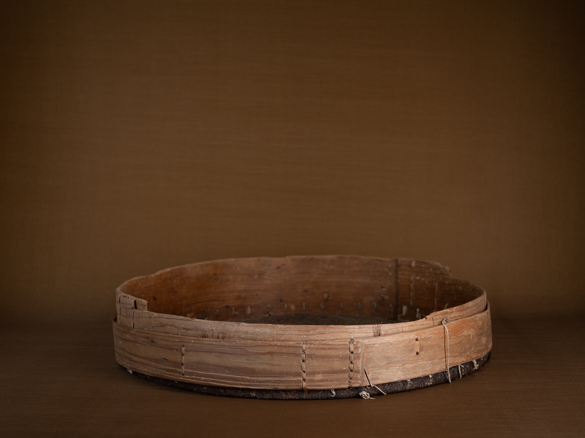 Mitate mono, tamis ancien en bouleau et cotonnade, Suède (Fin du XIXe siècle)..Mitate mono, old sieve in birch and cotton, Sweden (late 19th century)