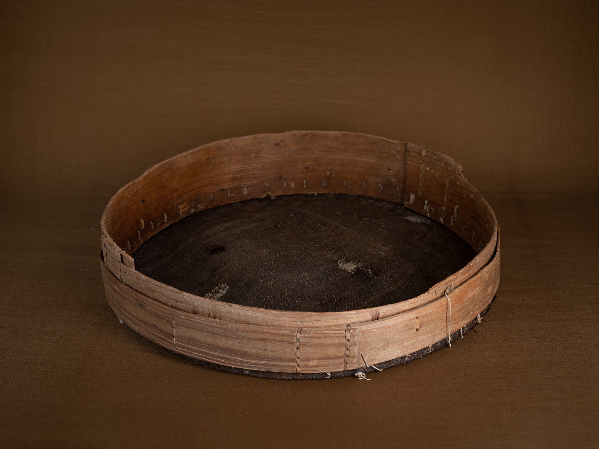 Mitate mono, tamis ancien en bouleau et cotonnade, Suède (Fin du XIXe siècle)..Mitate mono, old sieve in birch and cotton, Sweden (late 19th century)
