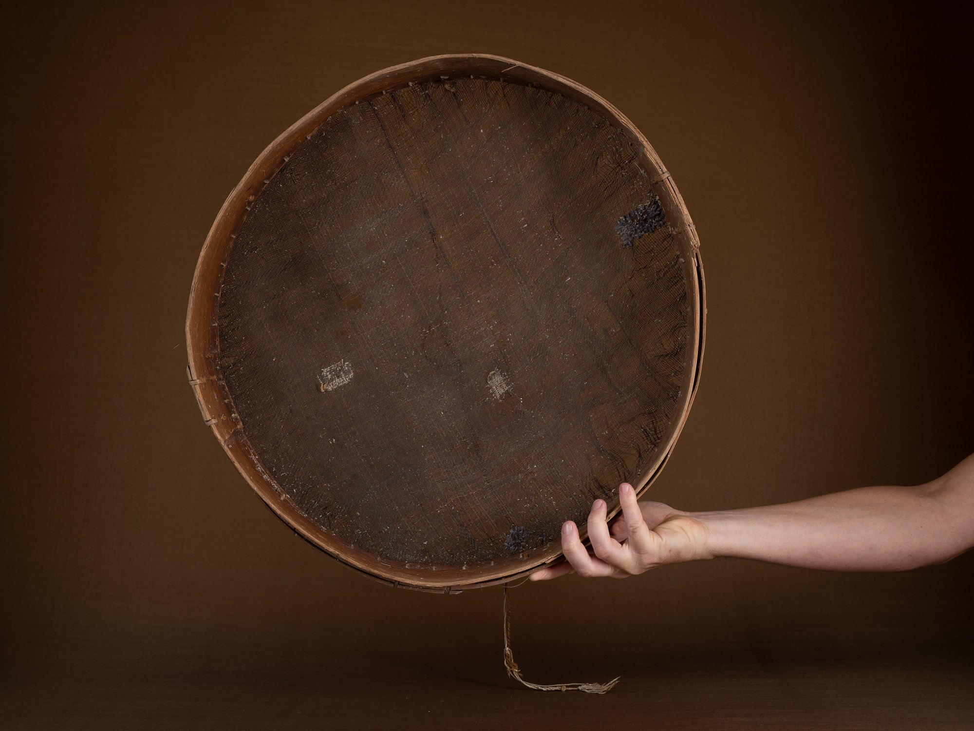 Mitate mono, tamis ancien en bouleau et cotonnade, Suède (Fin du XIXe siècle)..Mitate mono, old sieve in birch and cotton, Sweden (late 19th century)