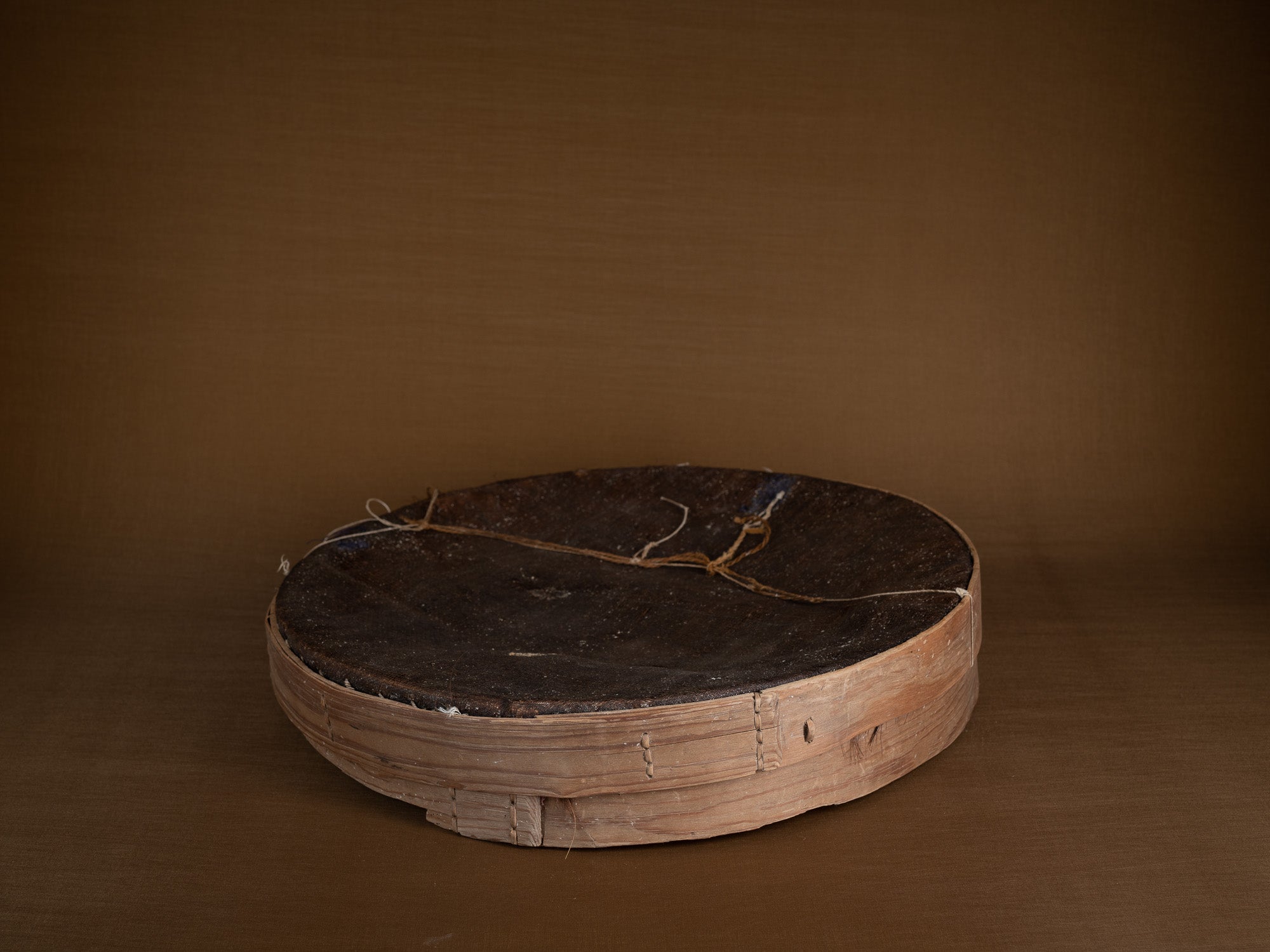 Mitate mono, tamis ancien en bouleau et cotonnade, Suède (Fin du XIXe siècle)..Mitate mono, old sieve in birch and cotton, Sweden (late 19th century)