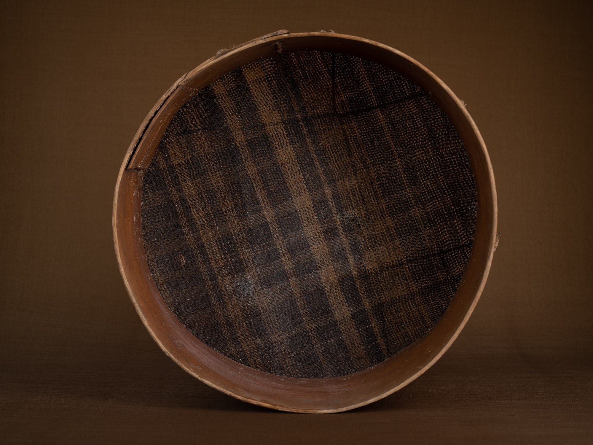 Mitate mono, tamis ancien en bouleau et cotonnade, Suède (Fin du XIXe siècle)..Mitate mono, old sieve in birch and cotton, Sweden (late 19th century)