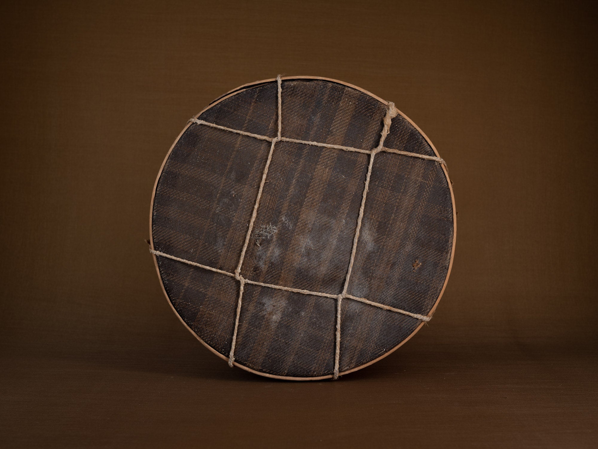 Mitate mono, tamis ancien en bouleau et cotonnade, Suède (Fin du XIXe siècle)..Mitate mono, old sieve in birch and cotton, Sweden (late 19th century)