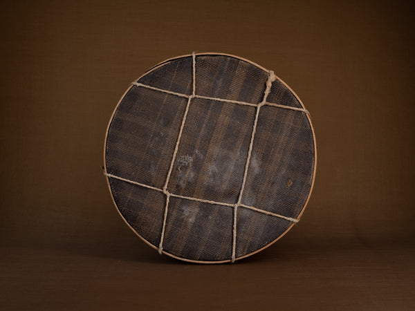 Mitate mono, tamis ancien en bouleau et cotonnade, Suède (Fin du XIXe siècle)..Mitate mono, old sieve in birch and cotton, Sweden (late 19th century)