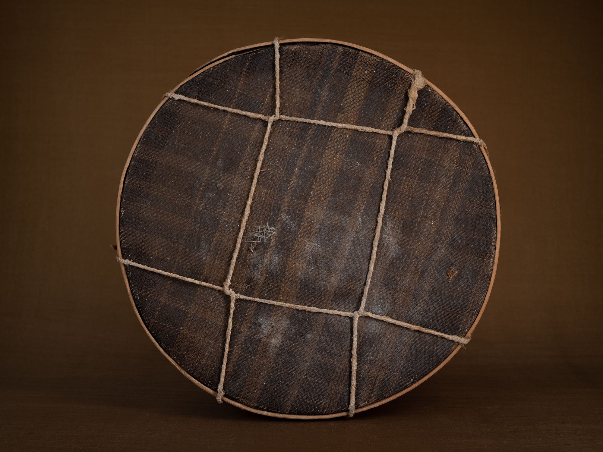 Mitate mono, tamis ancien en bouleau et cotonnade, Suède (Fin du XIXe siècle)..Mitate mono, old sieve in birch and cotton, Sweden (late 19th century)