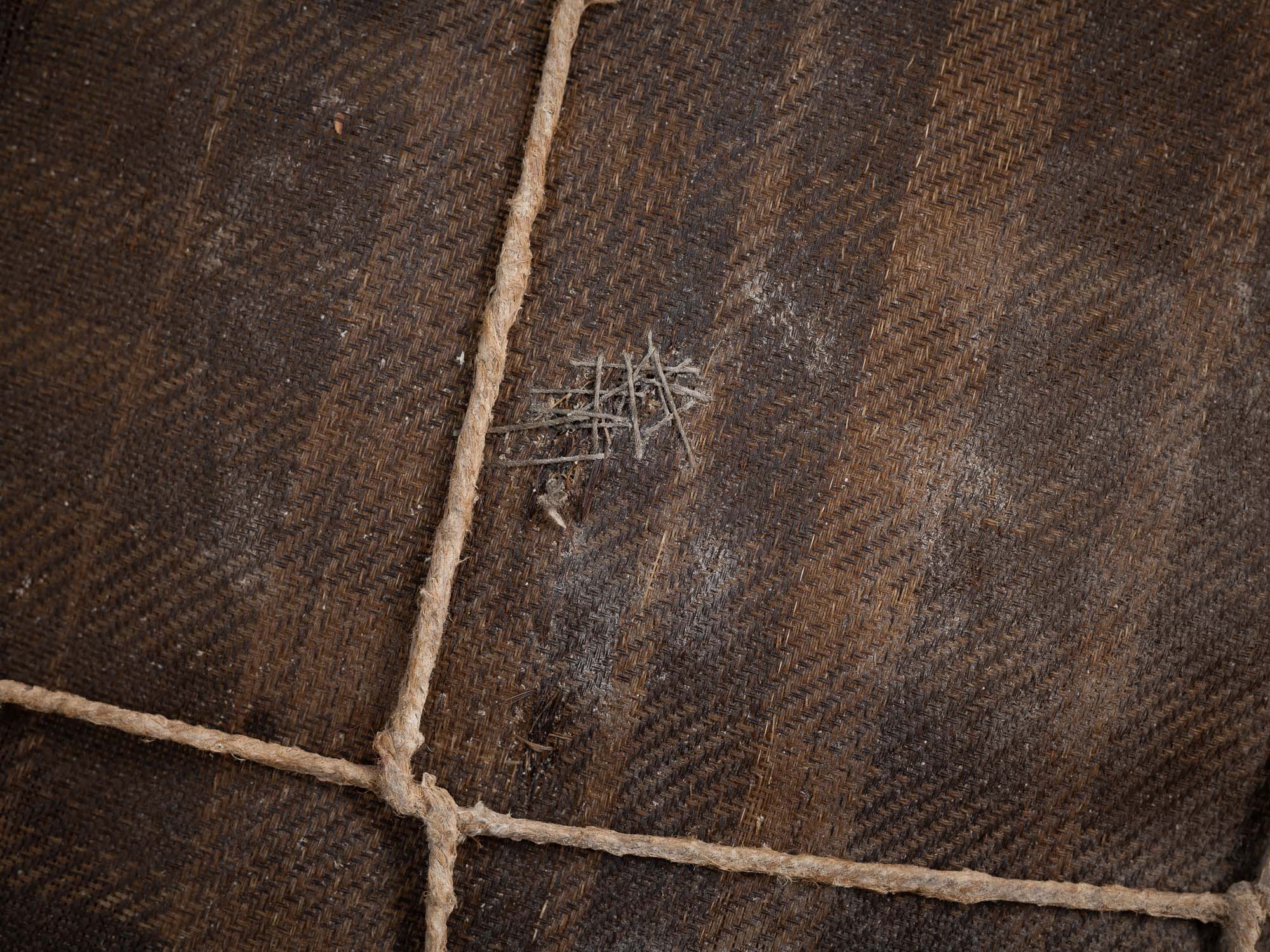 Mitate mono, tamis ancien en bouleau et cotonnade, Suède (Fin du XIXe siècle)..Mitate mono, old sieve in birch and cotton, Sweden (late 19th century)