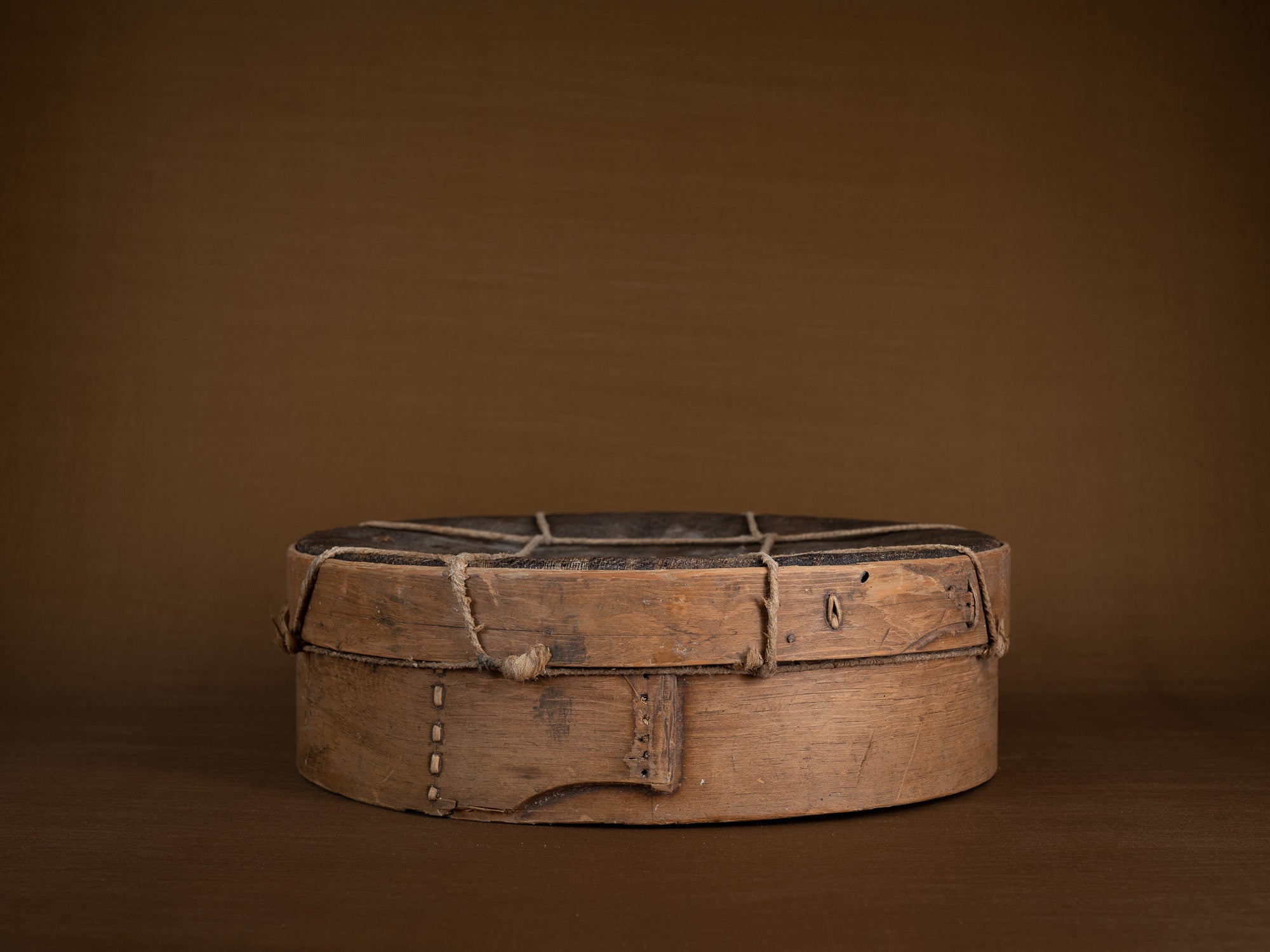Mitate mono, tamis ancien en bouleau et cotonnade, Suède (Fin du XIXe siècle)..Mitate mono, old sieve in birch and cotton, Sweden (late 19th century)