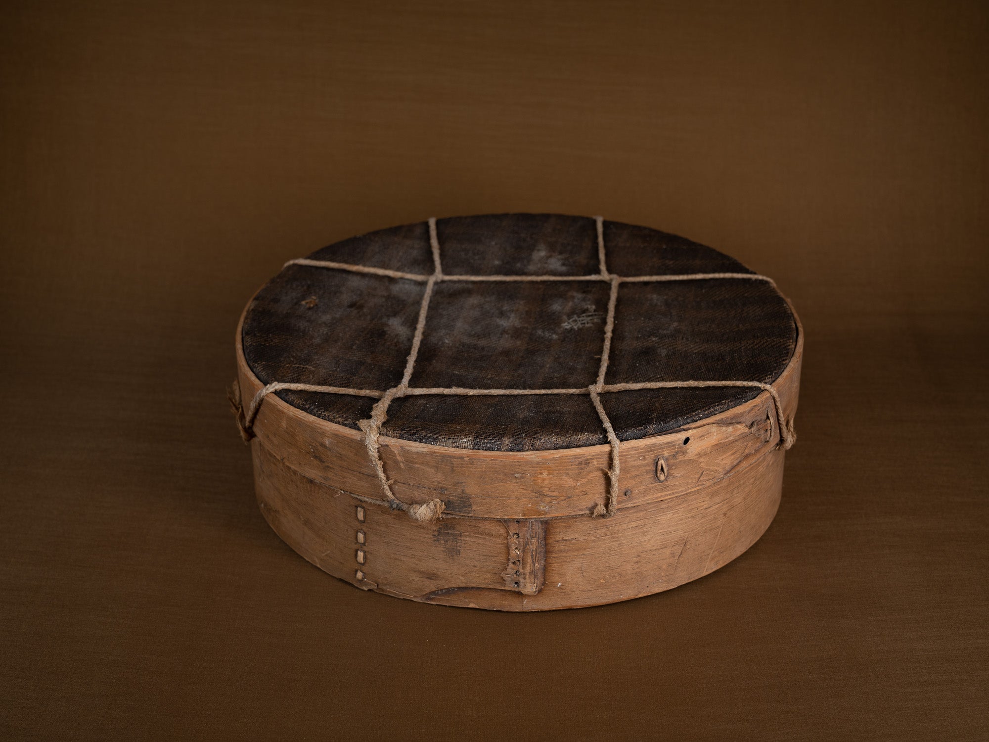 Mitate mono, tamis ancien en bouleau et cotonnade, Suède (Fin du XIXe siècle)..Mitate mono, old sieve in birch and cotton, Sweden (late 19th century)
