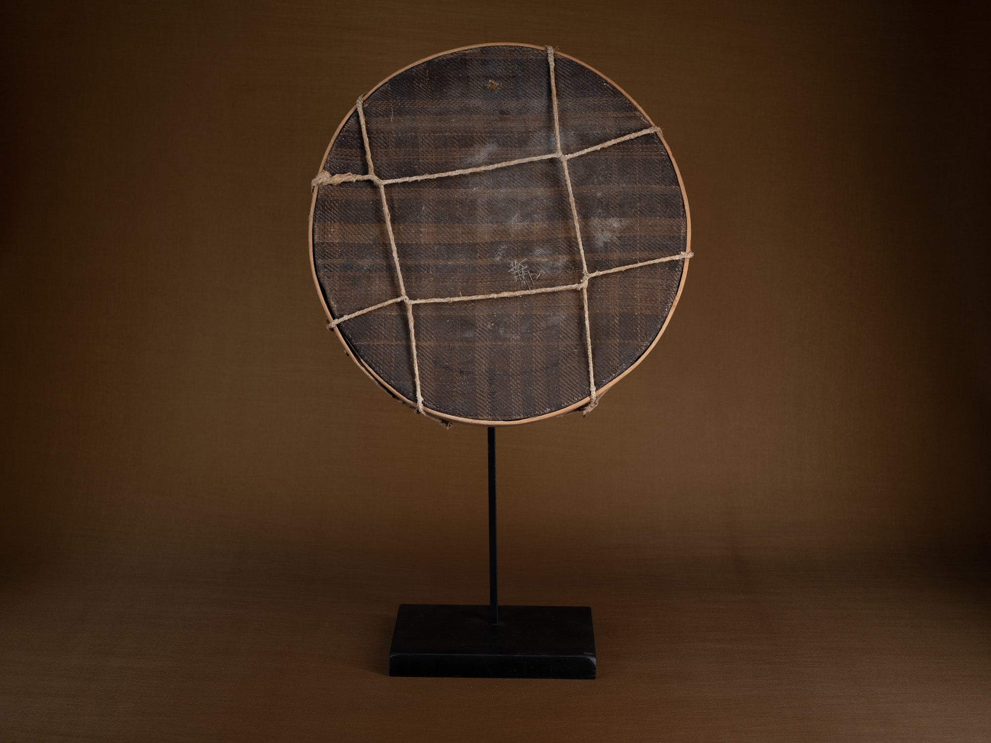 Mitate mono, tamis ancien en bouleau et cotonnade, Suède (Fin du XIXe siècle)..Mitate mono, old sieve in birch and cotton, Sweden (late 19th century)