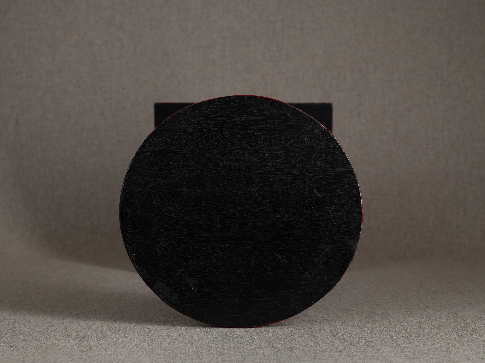 Table à thé Tana pour la cérémonie du thé / guéridon en laque, Japon (Début de l'ère Shōwa)..Mingei Tana, tea ceremony table or stand / occasional table, Japan (Early Shōwa era)