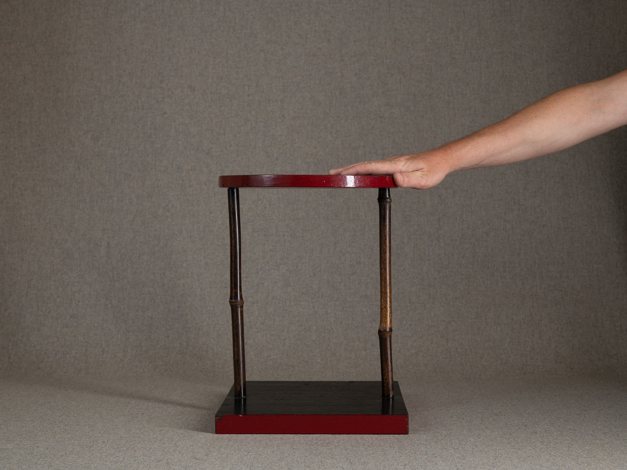 Table à thé Tana pour la cérémonie du thé / guéridon en laque, Japon (Début de l'ère Shōwa)..Mingei Tana, tea ceremony table or stand / occasional table, Japan (Early Shōwa era)