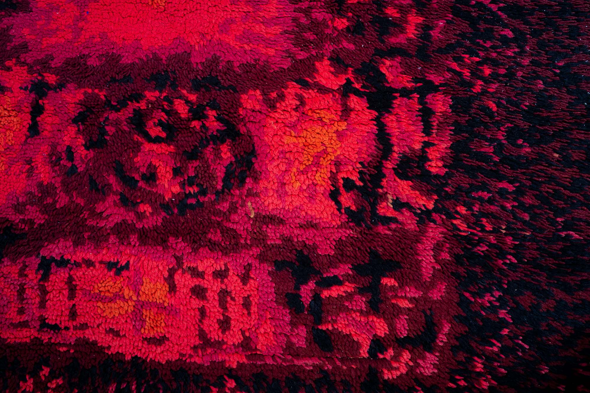 Tapisserie / Tapis Ryijy en laine, Finlande (vers 1960)..Ryijy rug / wall tapestry, Finland (ca. 1960)