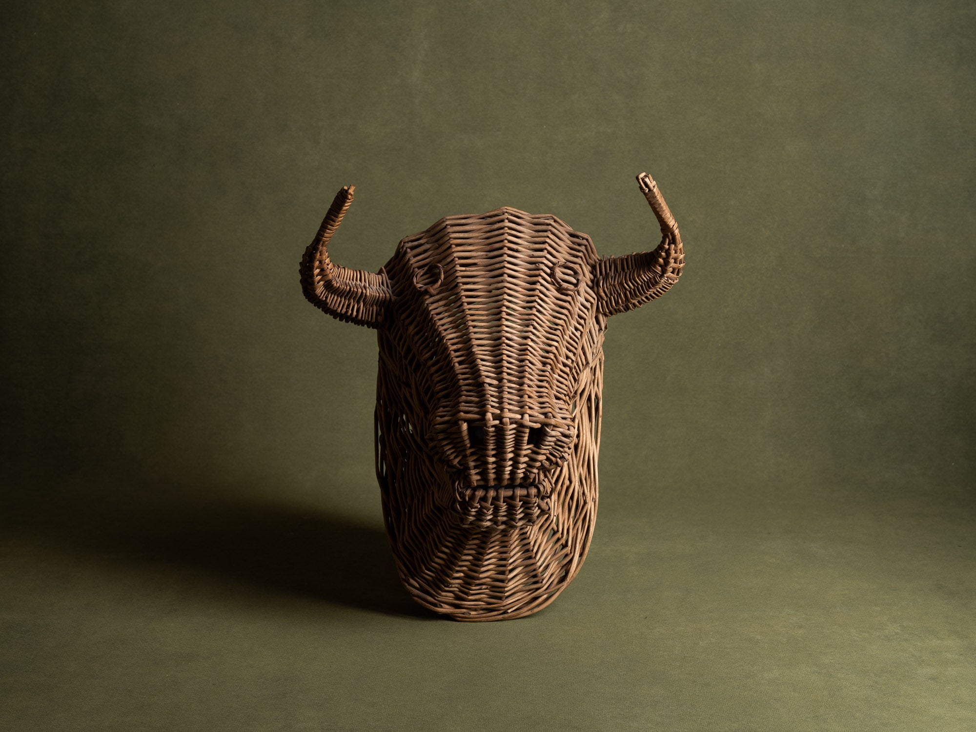 Sculpture murale, "trophée du minotaure" en vannerie, France (Années 1950)..Wall sculpture, "Trophy of bull / Minotaur" in basketwork, France (1950s)