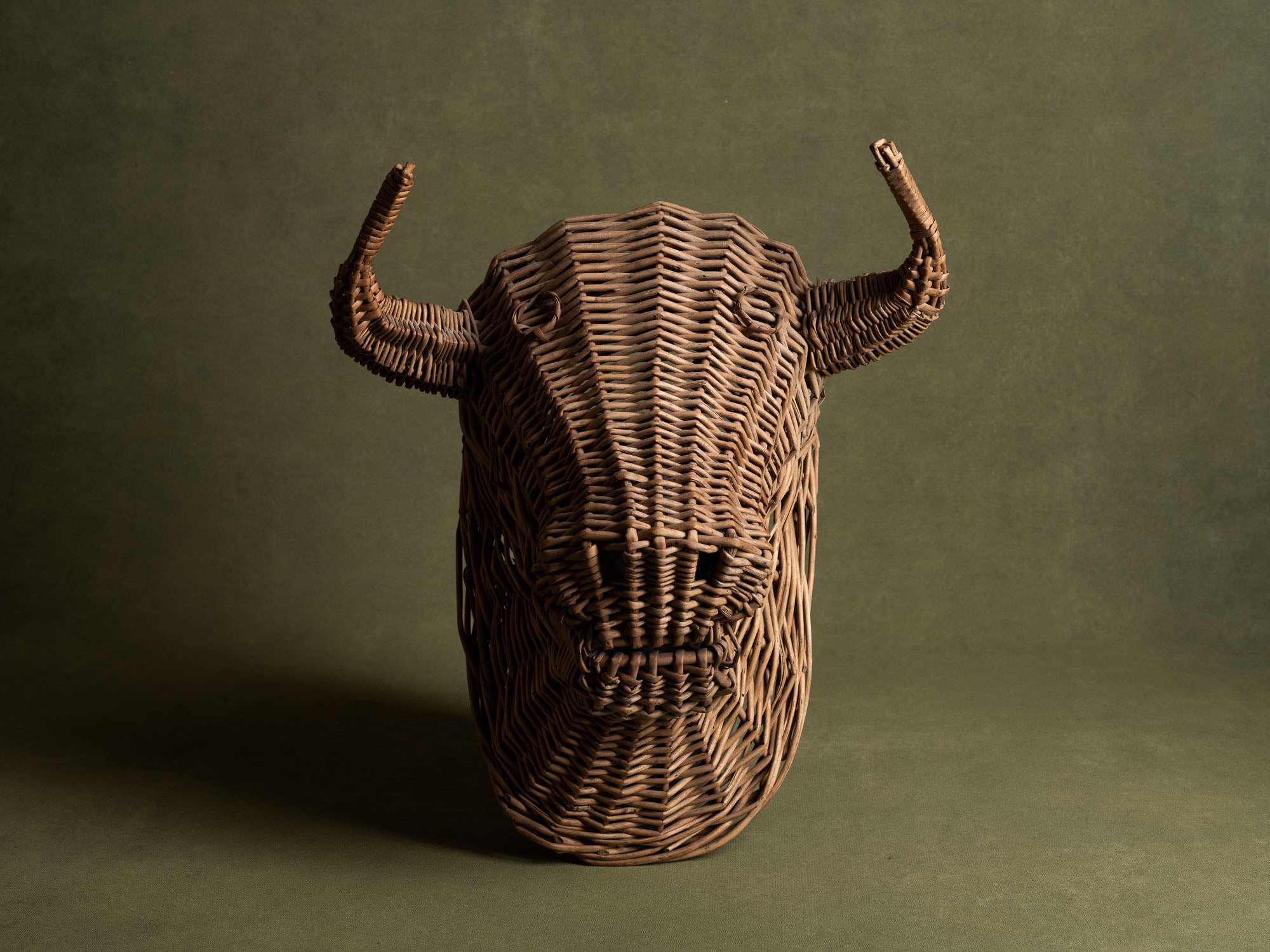 Sculpture murale, "trophée du minotaure" en vannerie, France (Années 1950)..Wall sculpture, "Trophy of bull / Minotaur" in basketwork, France (1950s)