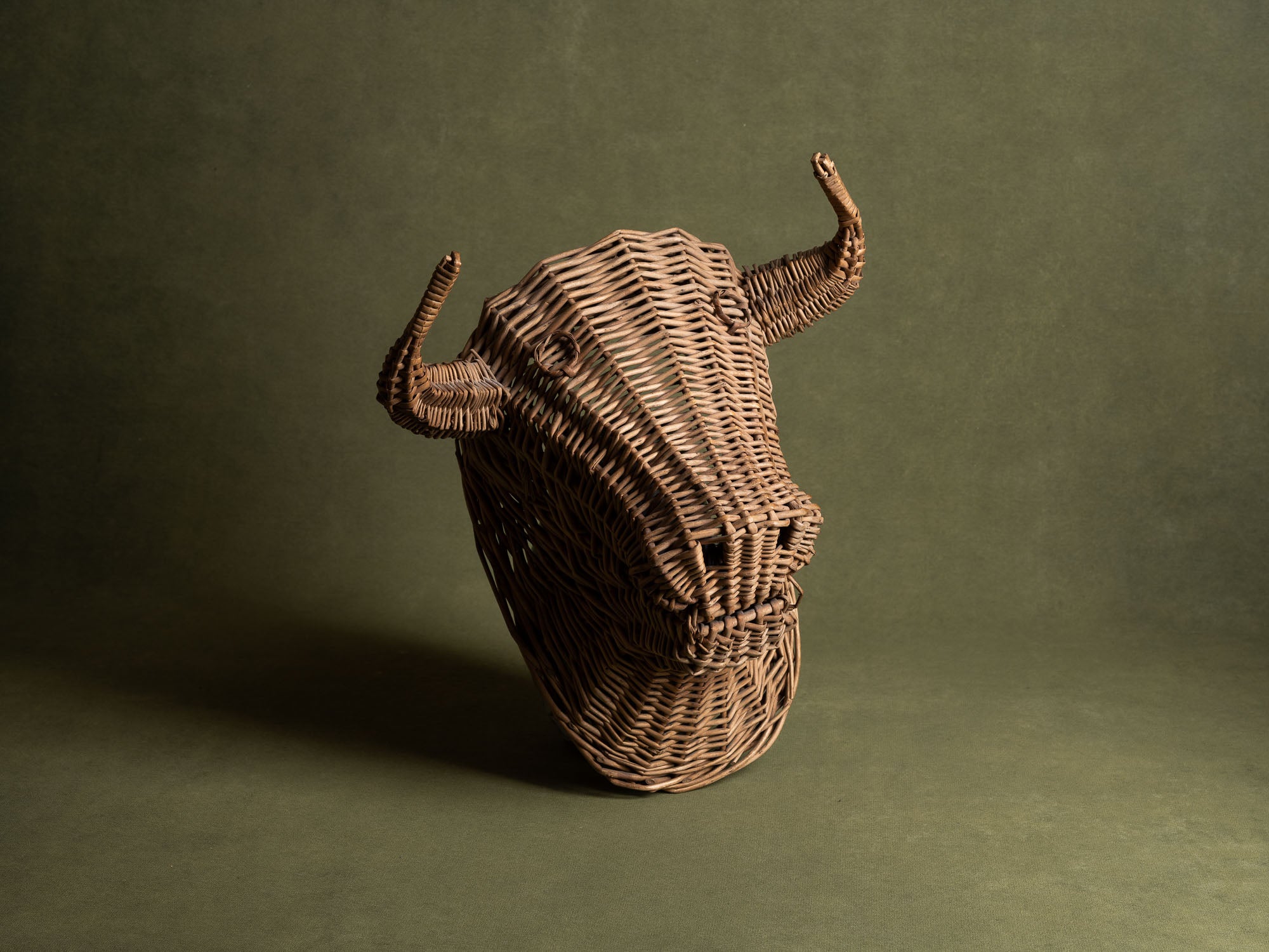 Sculpture murale, "trophée du minotaure" en vannerie, France (Années 1950)..Wall sculpture, "Trophy of bull / Minotaur" in basketwork, France (1950s)