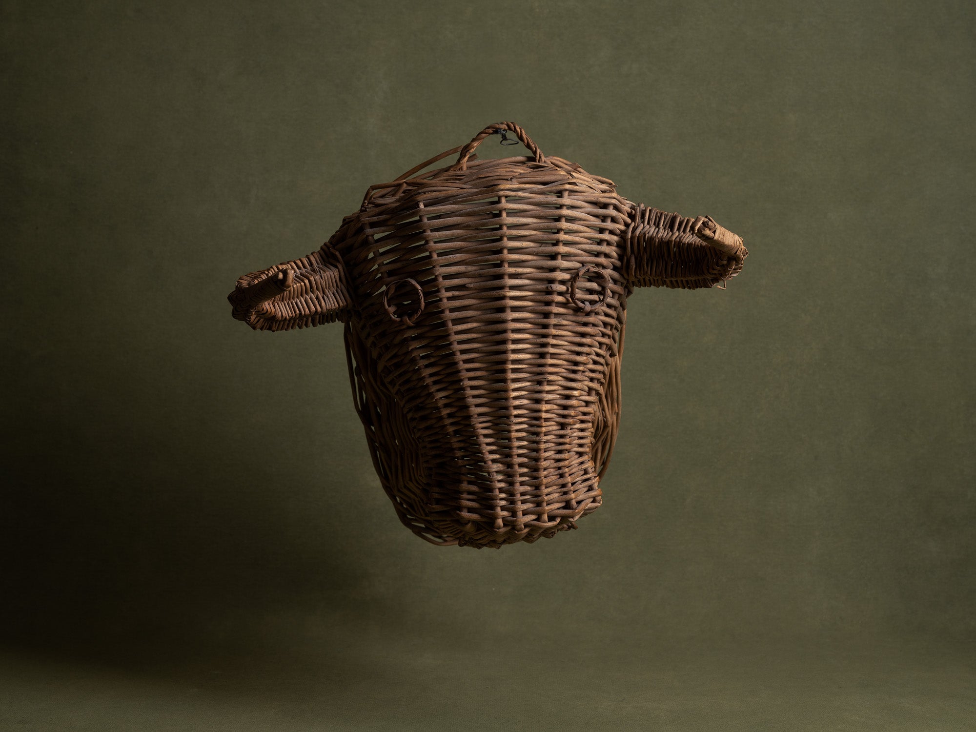Sculpture murale, "trophée du minotaure" en vannerie, France (Années 1950)..Wall sculpture, "Trophy of bull / Minotaur" in basketwork, France (1950s)
