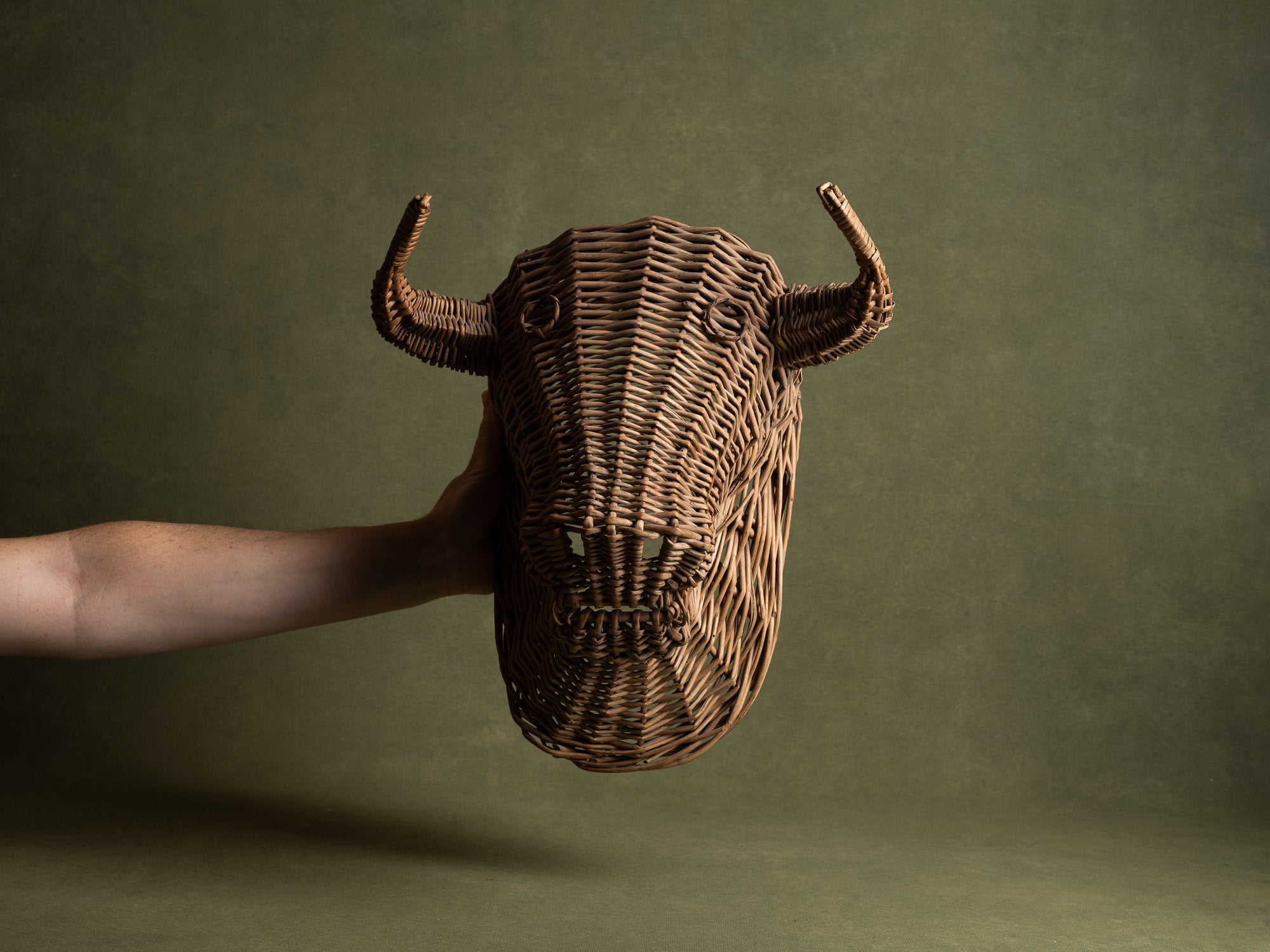 Sculpture murale, "trophée du minotaure" en vannerie, France (Années 1950)..Wall sculpture, "Trophy of bull / Minotaur" in basketwork, France (1950s)