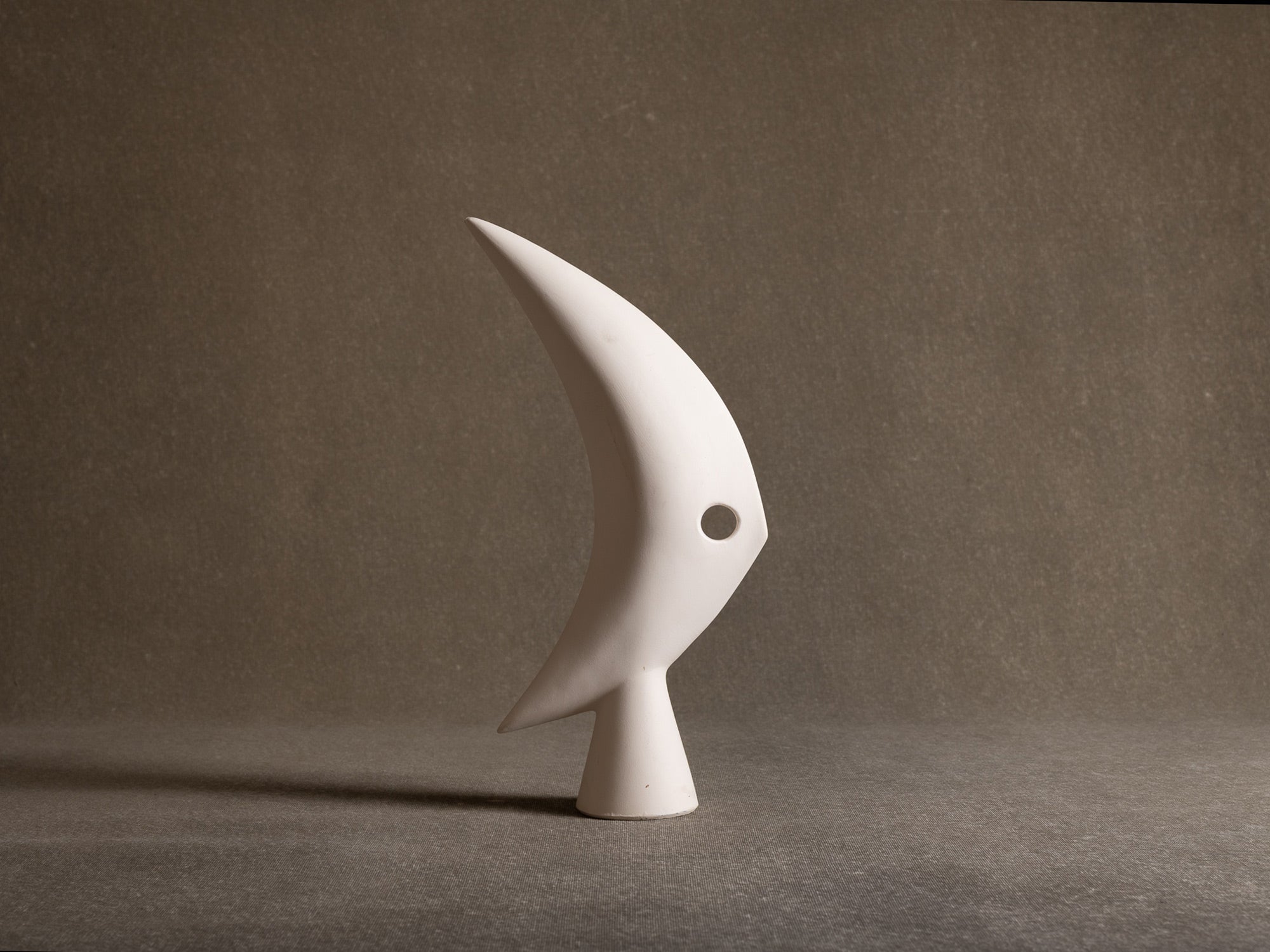Sculpture "poisson" en terre blanche, France (années 1980)..White terracota "fish" sculpture, France (1980s)