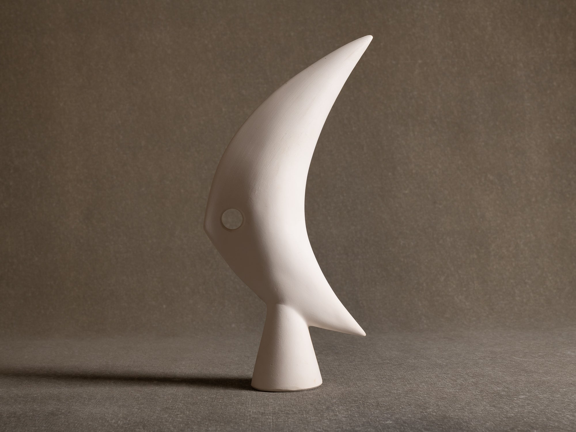 Sculpture "poisson" en terre blanche, France (années 1980)..White terracota "fish" sculpture, France (1980s)