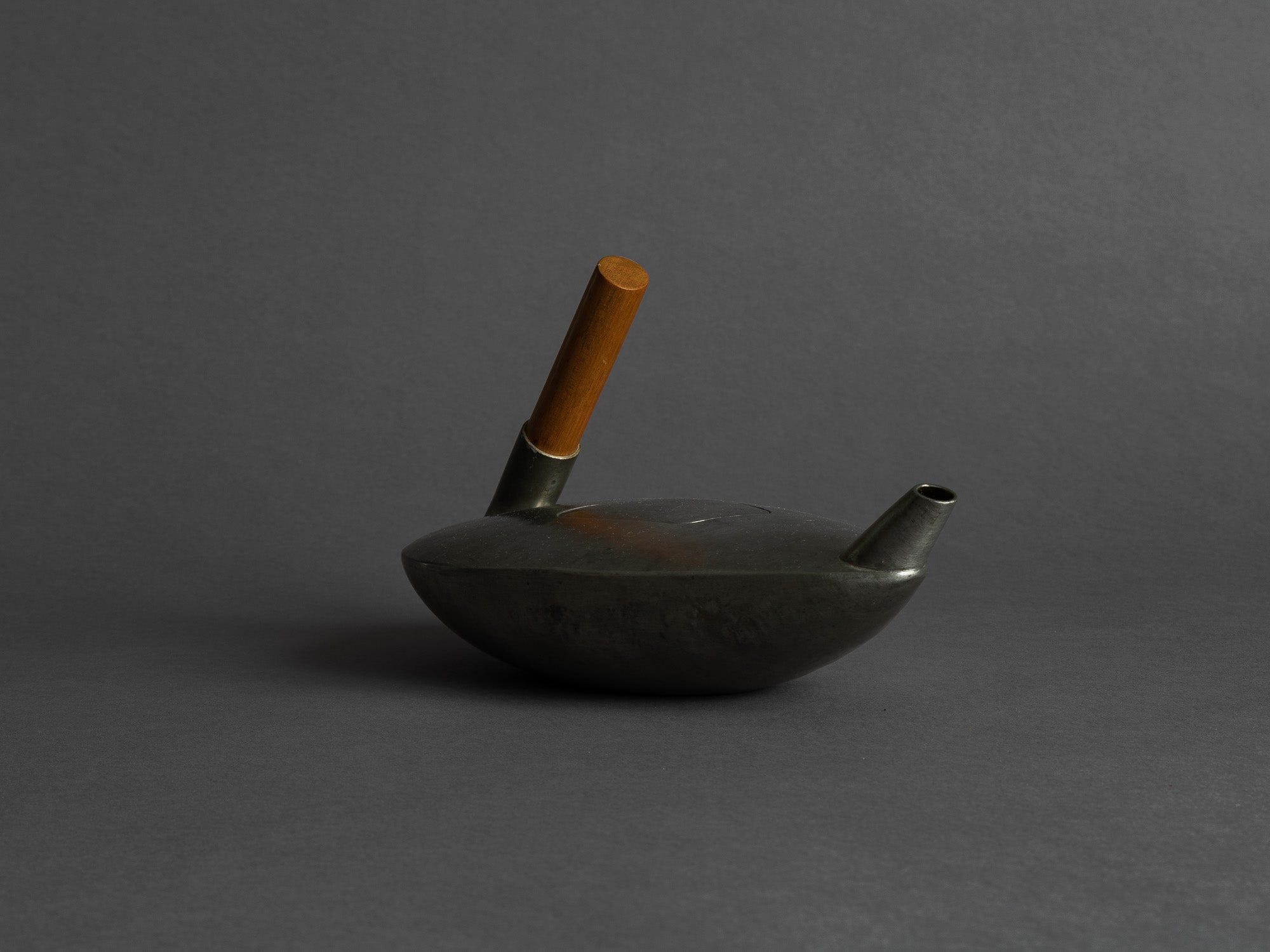 Théière en étain de forme libre, France (vers 1965)..Freeform pewter teapot, France (circa 1965)