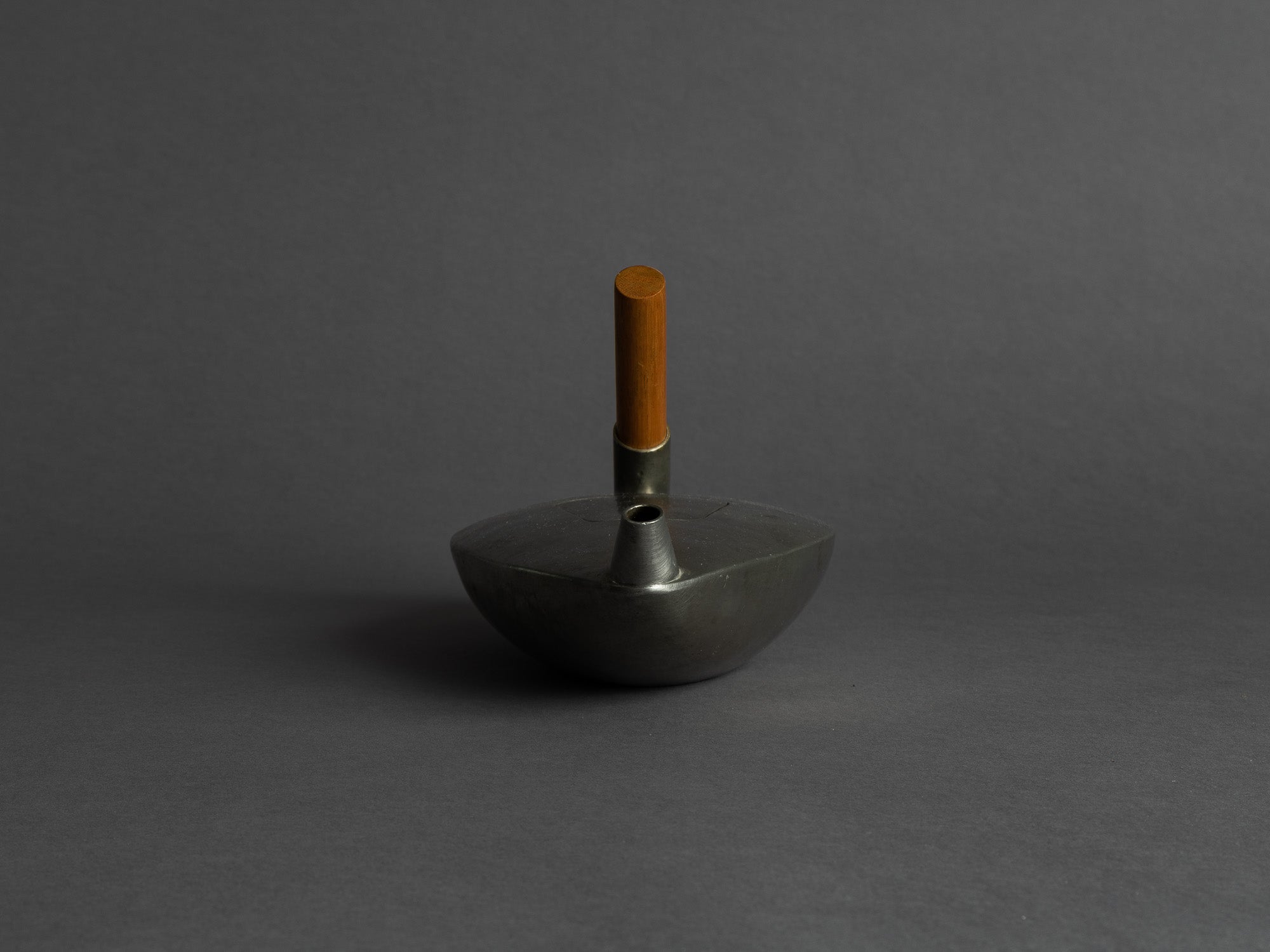 Théière en étain de forme libre, France (vers 1965)..Freeform pewter teapot, France (circa 1965)
