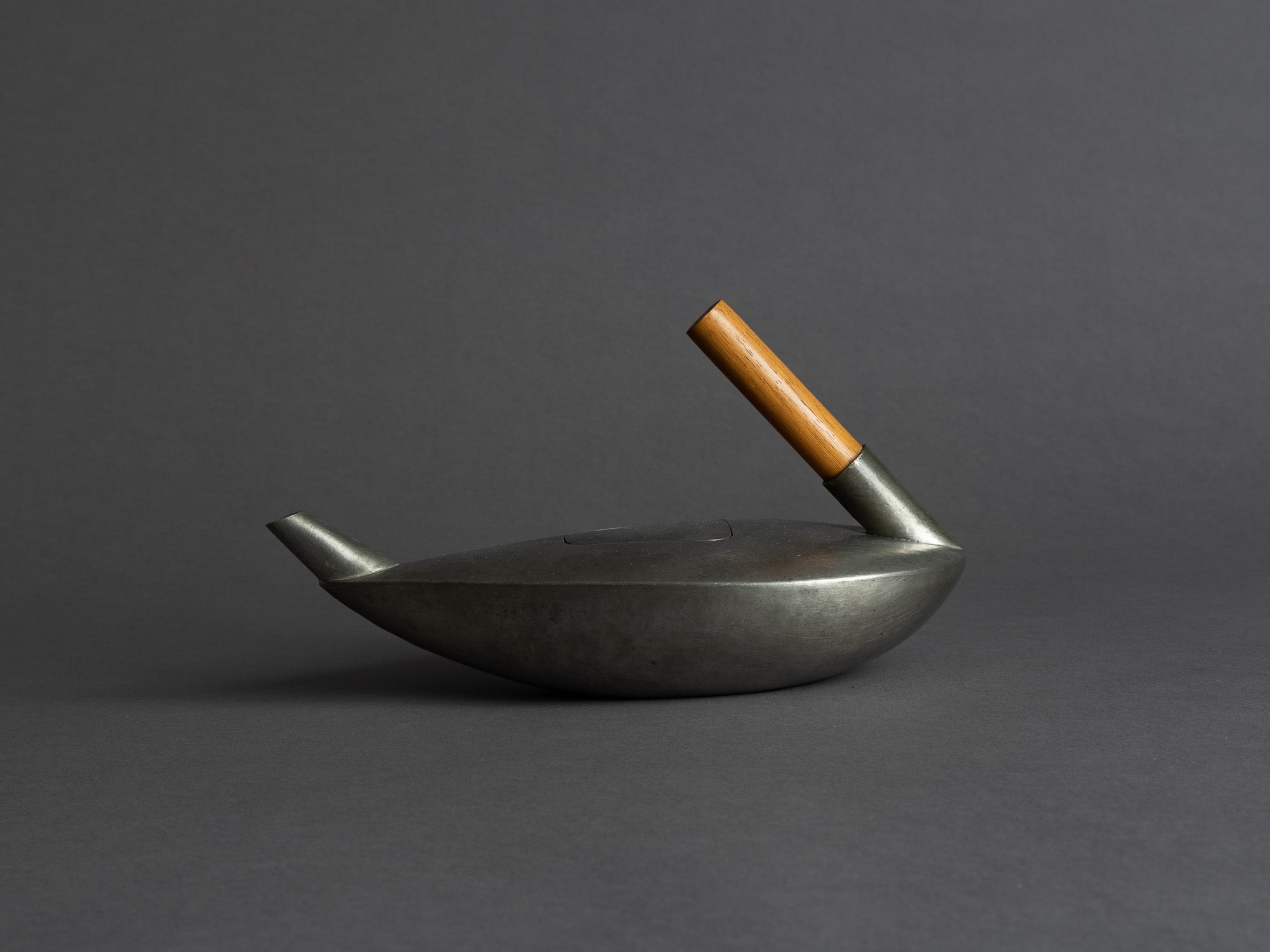 Théière en étain de forme libre, France (vers 1965)..Freeform pewter teapot, France (circa 1965)