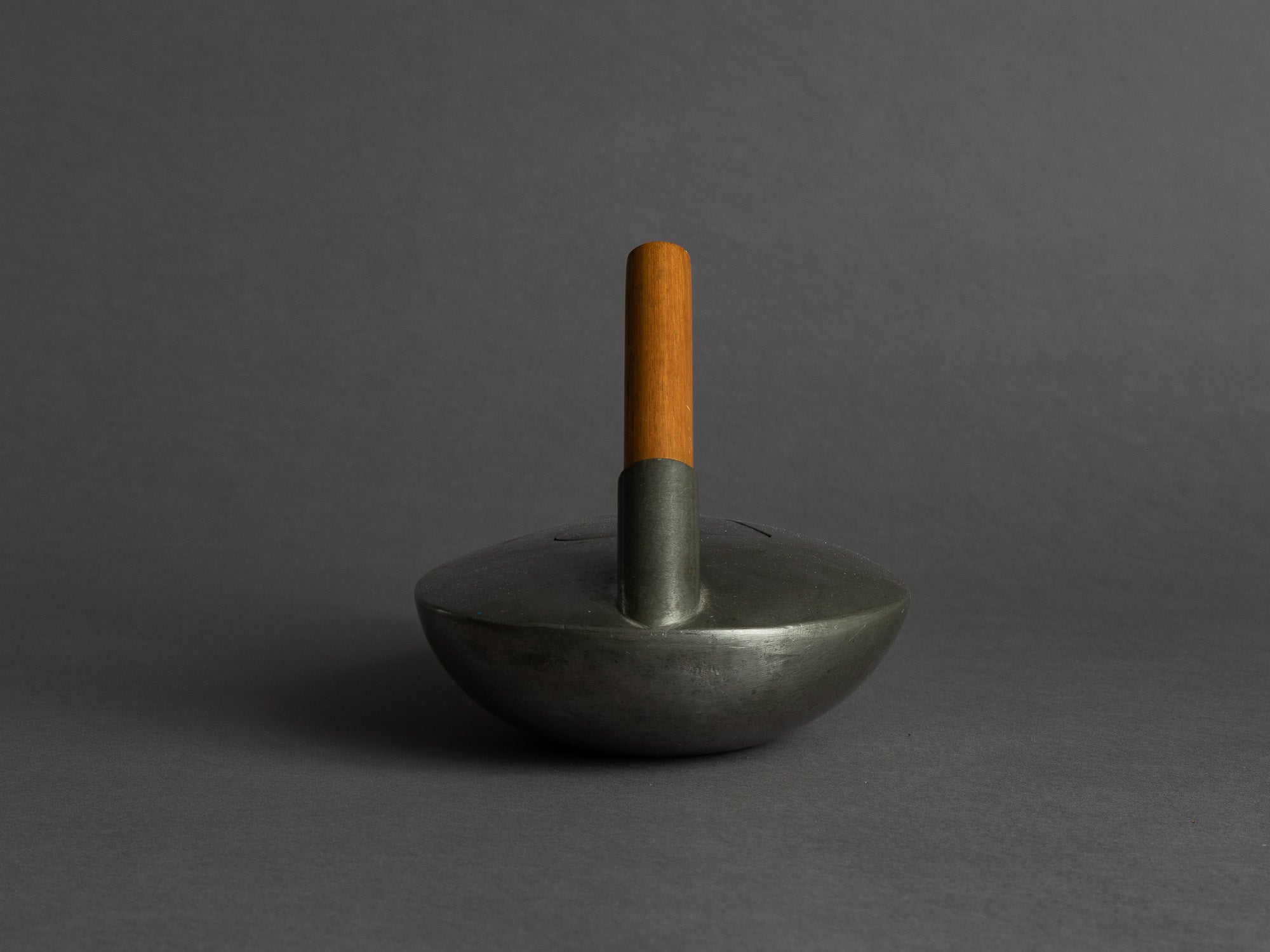 Théière en étain de forme libre, France (vers 1965)..Freeform pewter teapot, France (circa 1965)