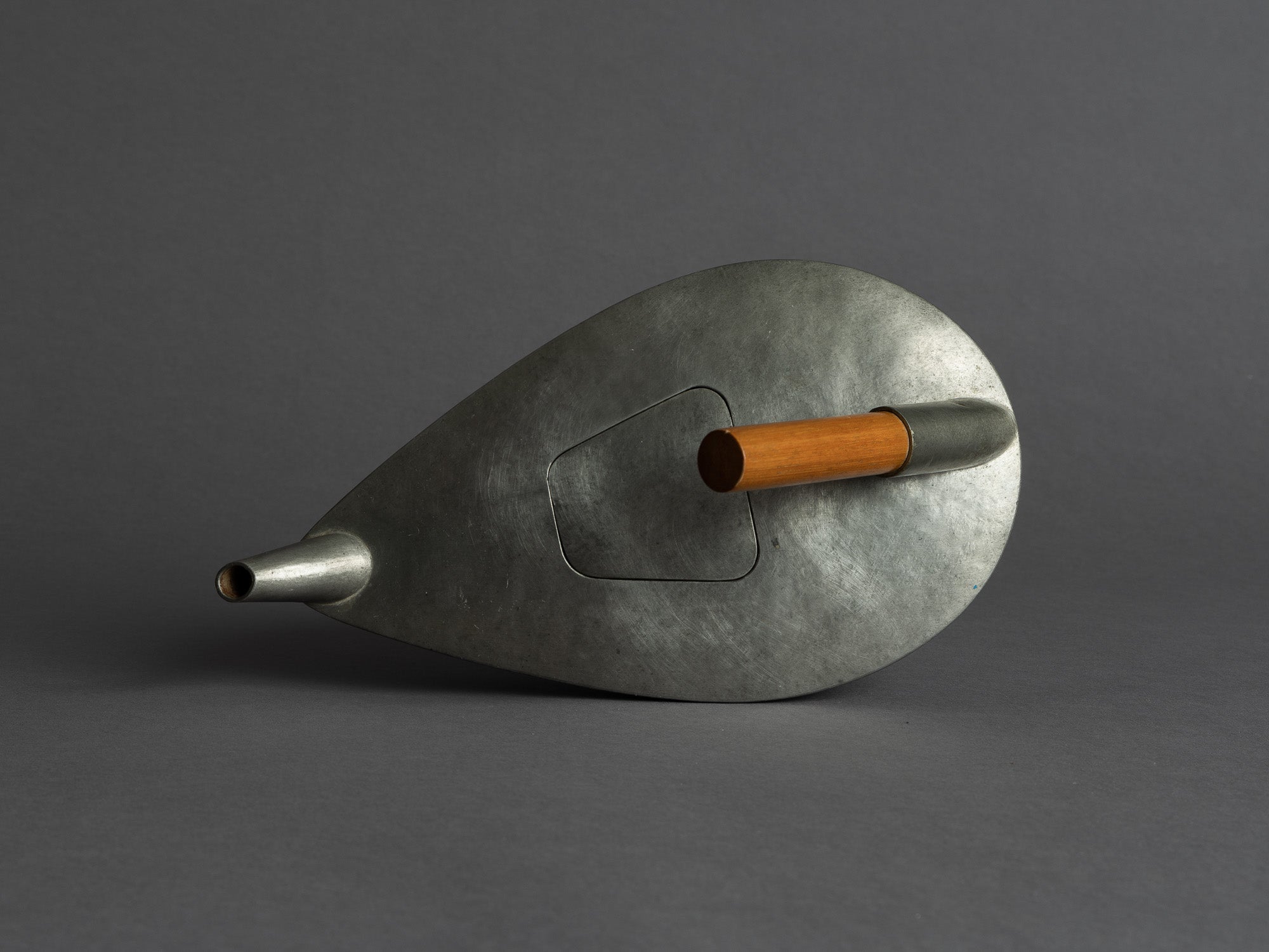 Théière en étain de forme libre, France (vers 1965)..Freeform pewter teapot, France (circa 1965)