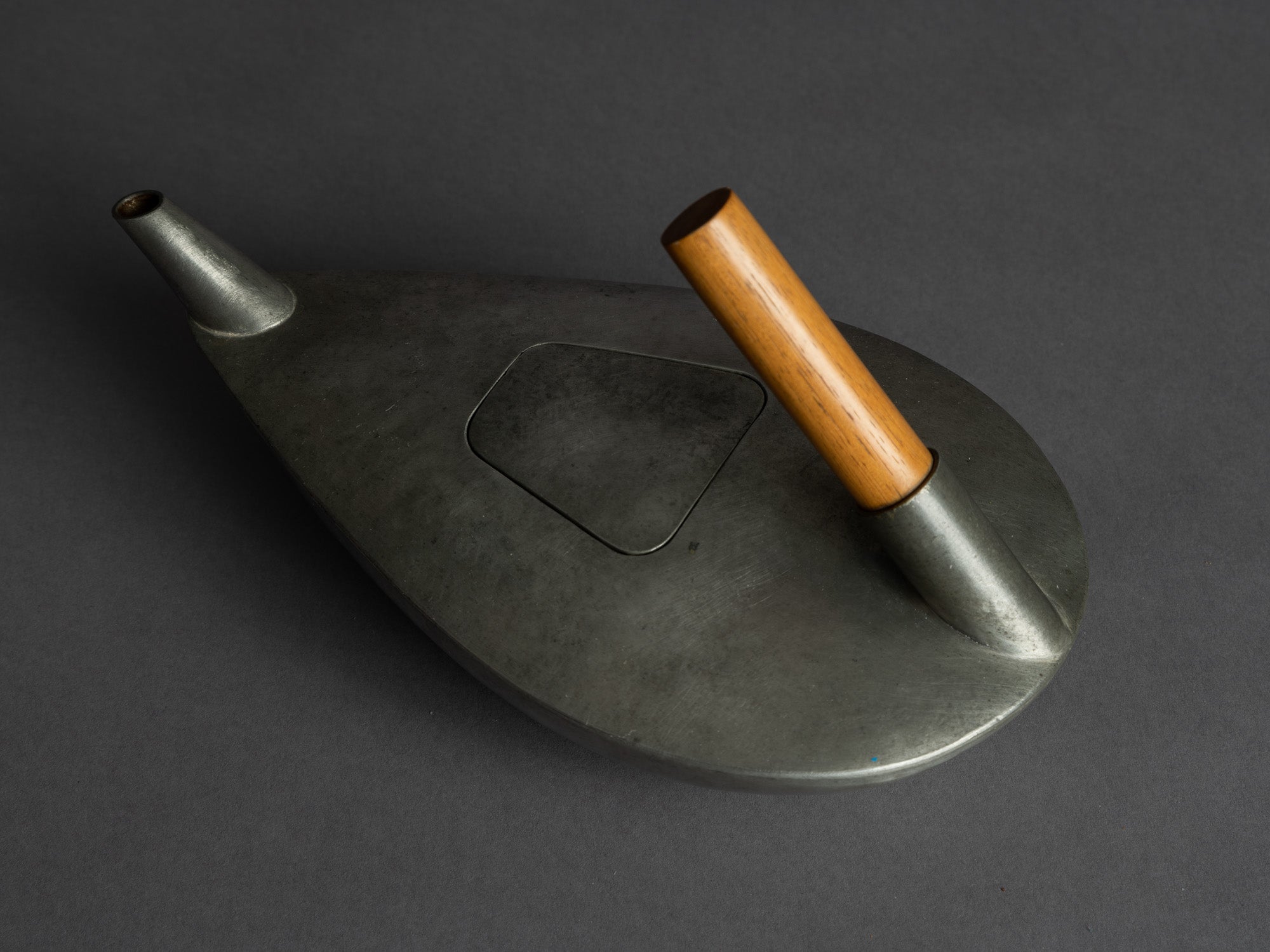 Théière en étain de forme libre, France (vers 1965)..Freeform pewter teapot, France (circa 1965)