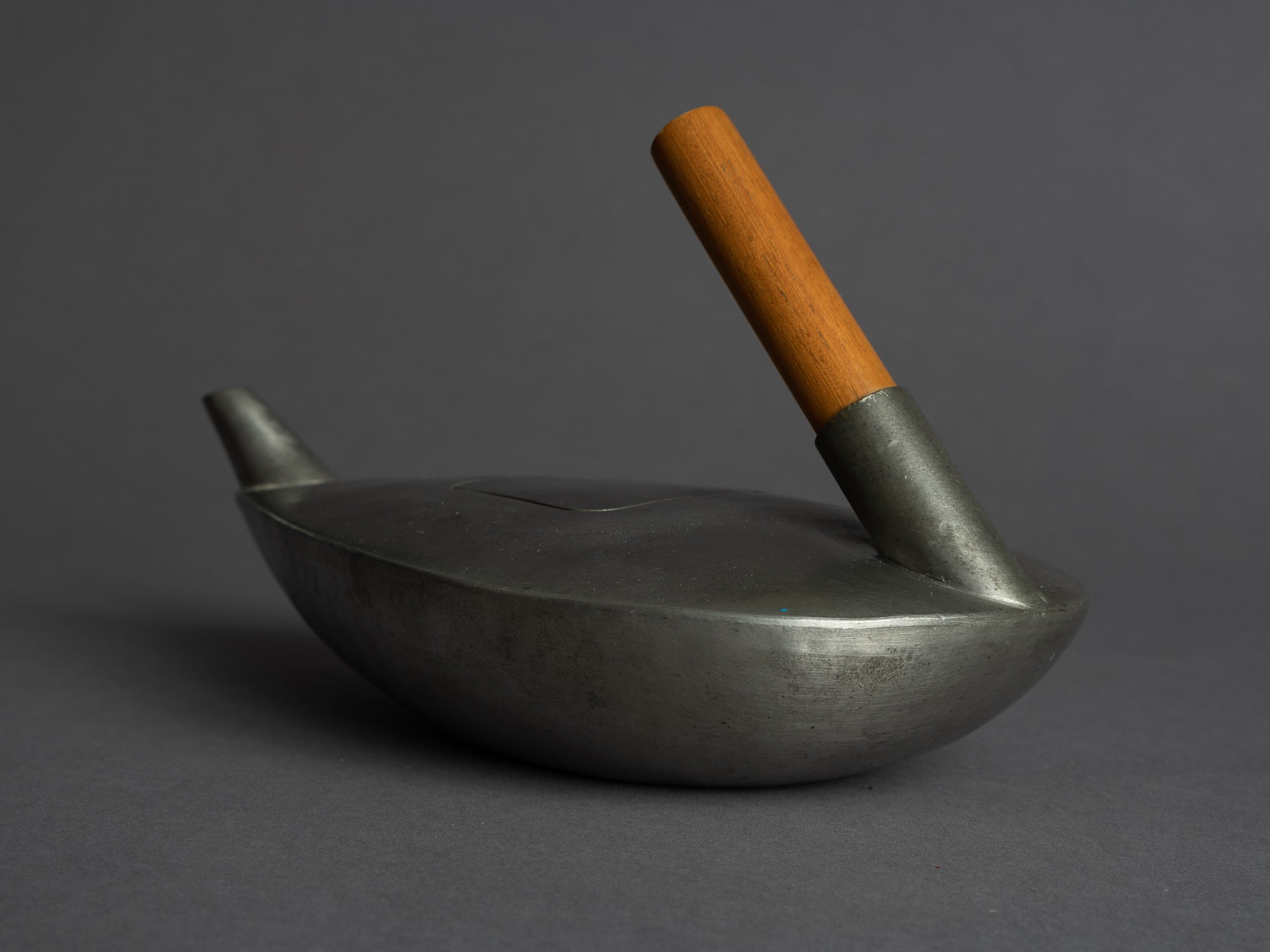 Théière en étain de forme libre, France (vers 1965)..Freeform pewter teapot, France (circa 1965)