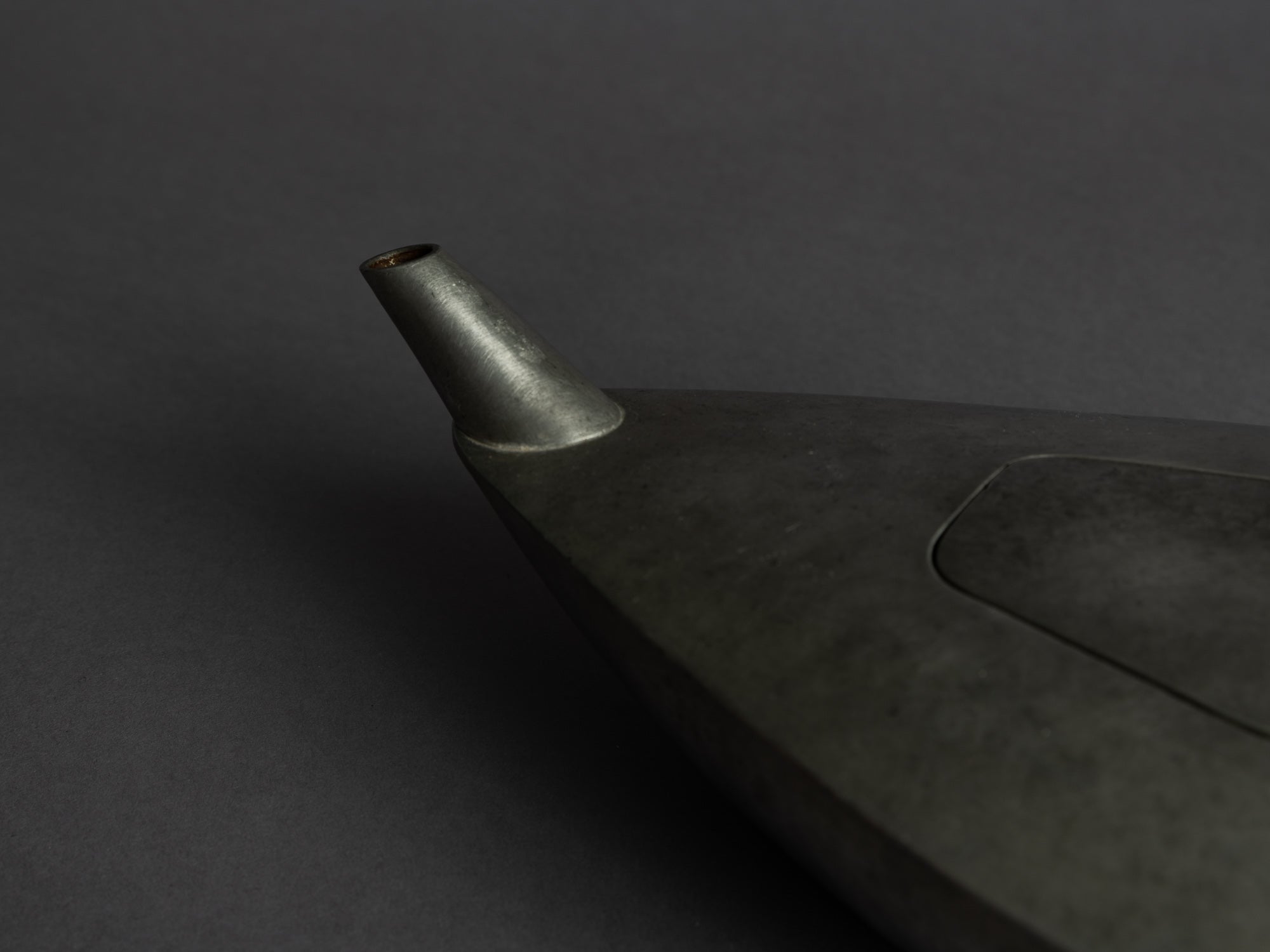 Théière en étain de forme libre, France (vers 1965)..Freeform pewter teapot, France (circa 1965)