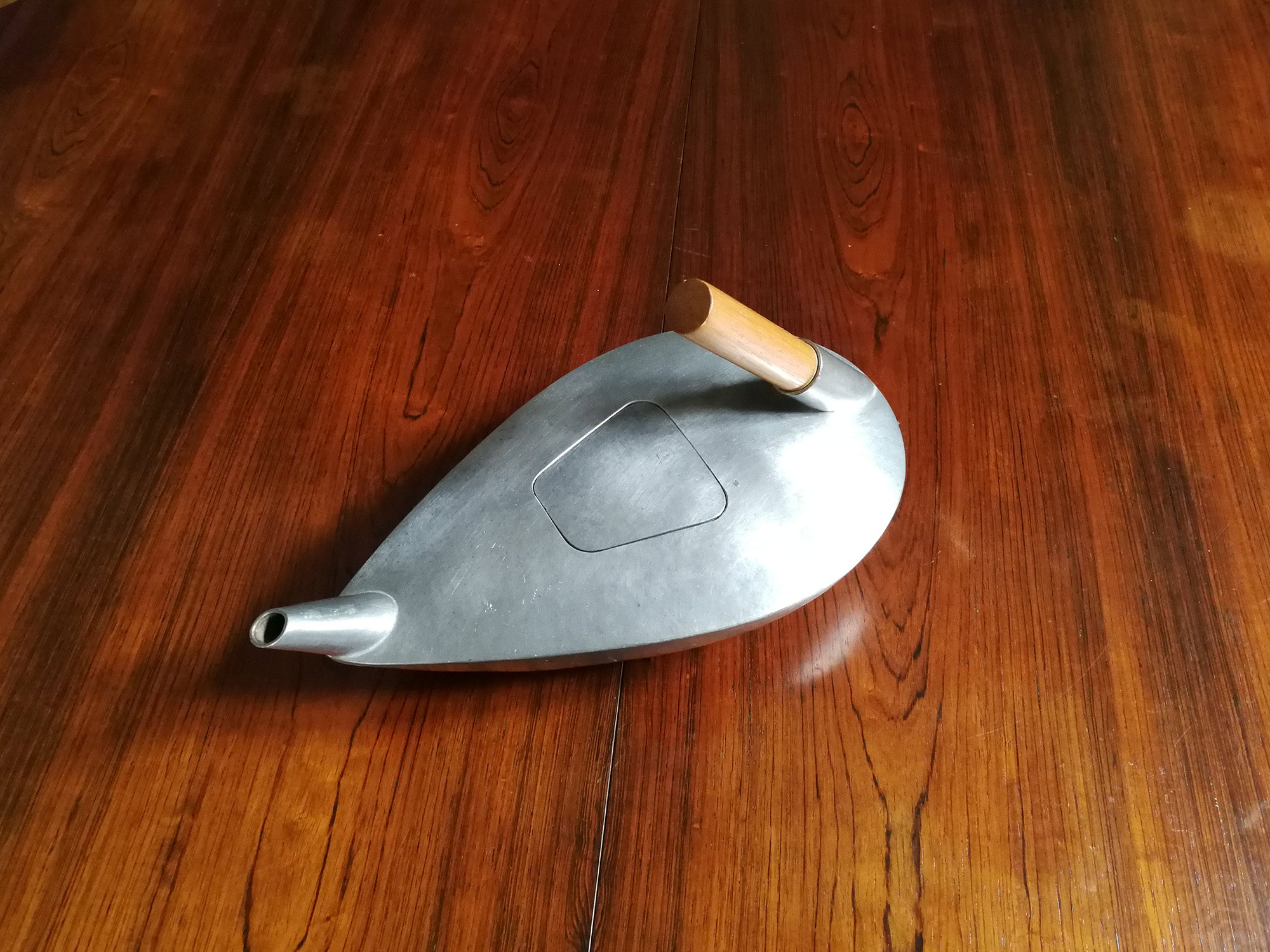 Théière en étain de forme libre, France (vers 1965)..Freeform pewter teapot, France (circa 1965)