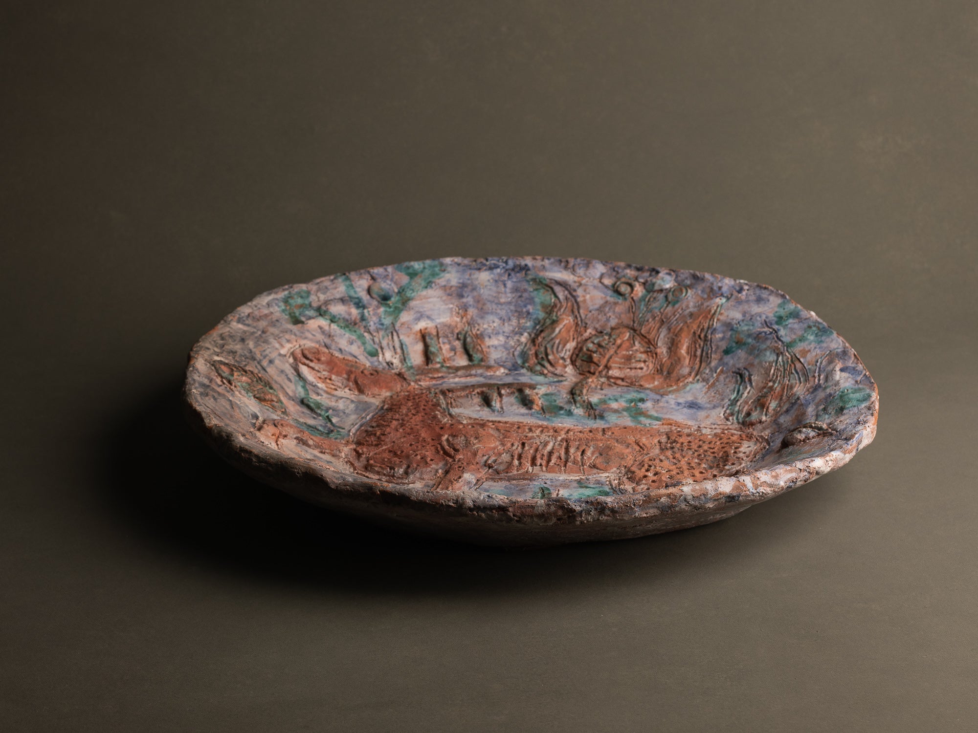 Exceptionnelle coupe / plat mural de Boris Kassianoff à Vallauris, France (vers 1958)..Oustanding huge wall hanging Vallauris earthenware bowl by Boris Kassianoff, France (circa 1958)