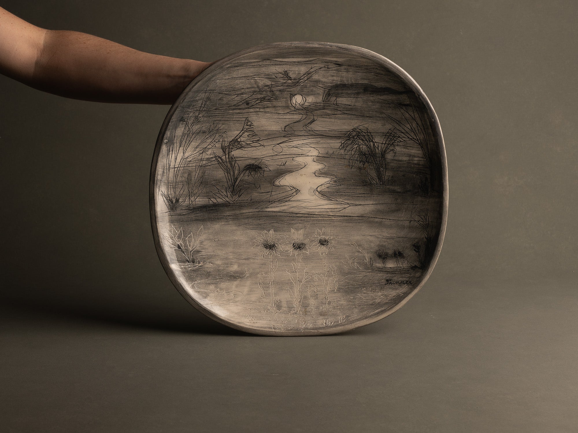 Exceptionnelle coupe / plat mural d'Anton Prinner pour l'Atelier du Tapis Vert à Vallauris, France (vers 1950)..Oustanding bowl / wall dish by Anton Prinner for the Atelier du Tapis Vert in Vallauris, France (vers 1950)