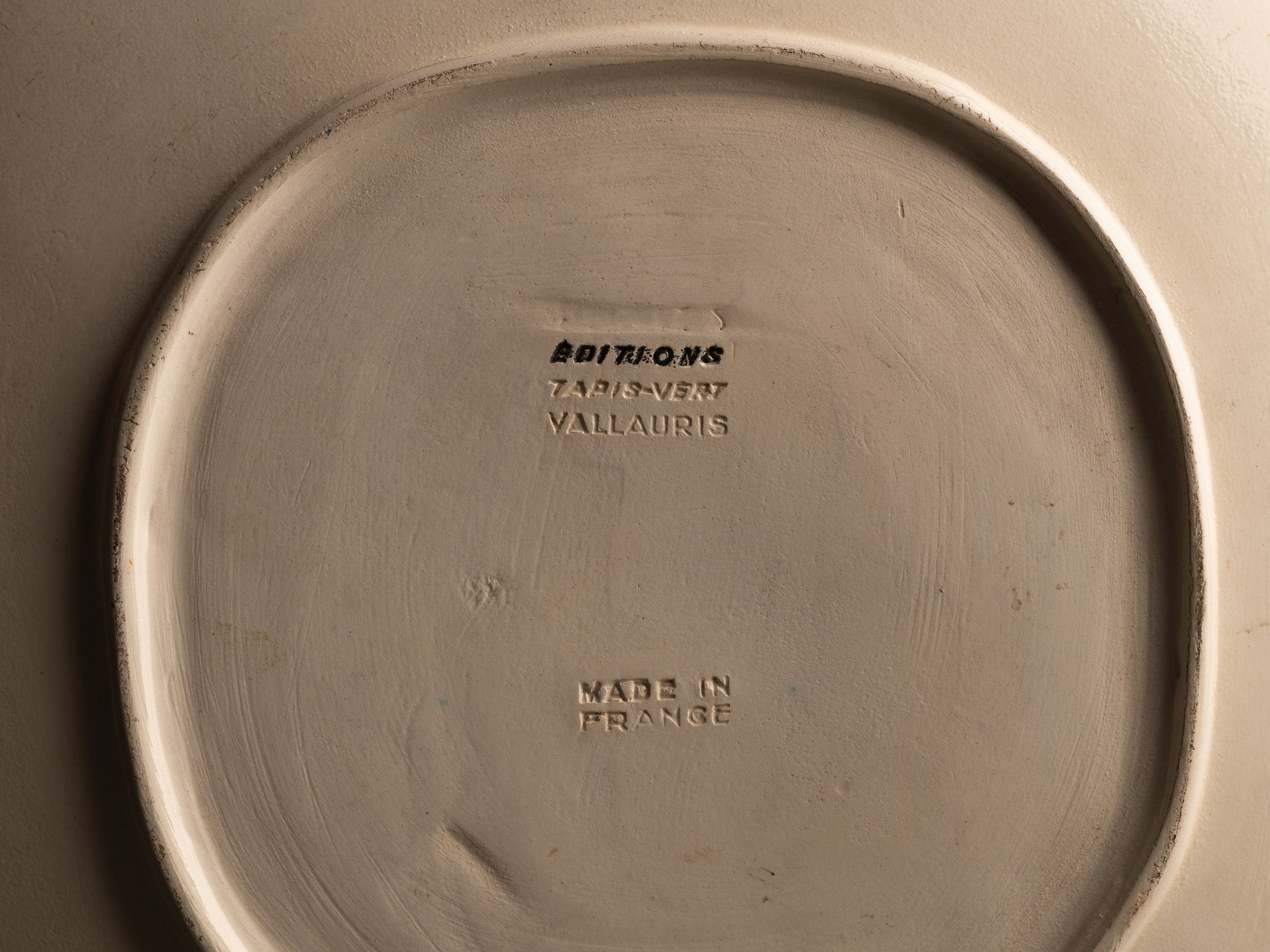 Exceptionnelle coupe / plat mural d'Anton Prinner pour l'Atelier du Tapis Vert à Vallauris, France (vers 1950)..Oustanding bowl / wall dish by Anton Prinner for the Atelier du Tapis Vert in Vallauris, France (vers 1950)
