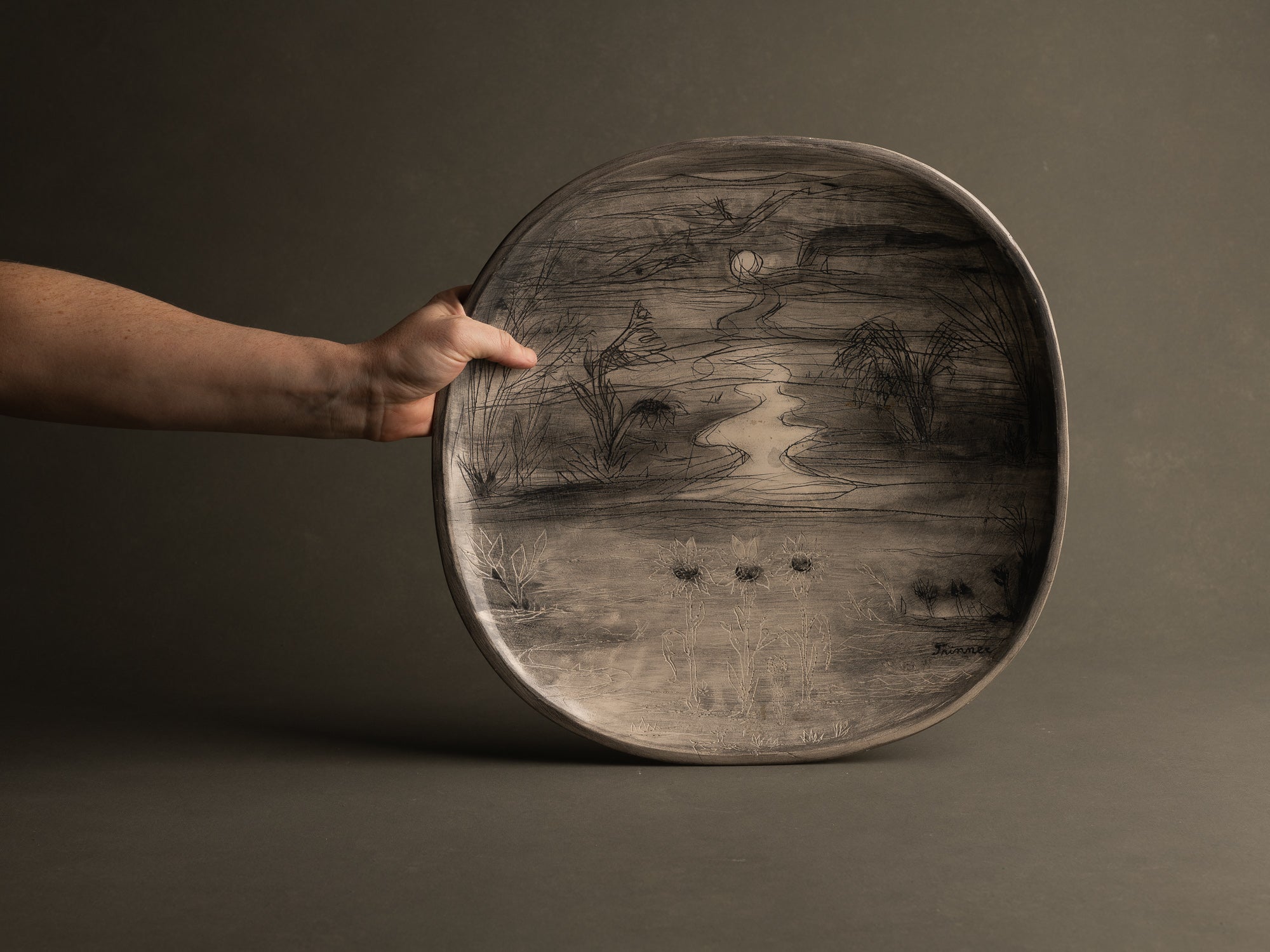 Exceptionnelle coupe / plat mural d'Anton Prinner pour l'Atelier du Tapis Vert à Vallauris, France (vers 1950)..Oustanding bowl / wall dish by Anton Prinner for the Atelier du Tapis Vert in Vallauris, France (vers 1950)