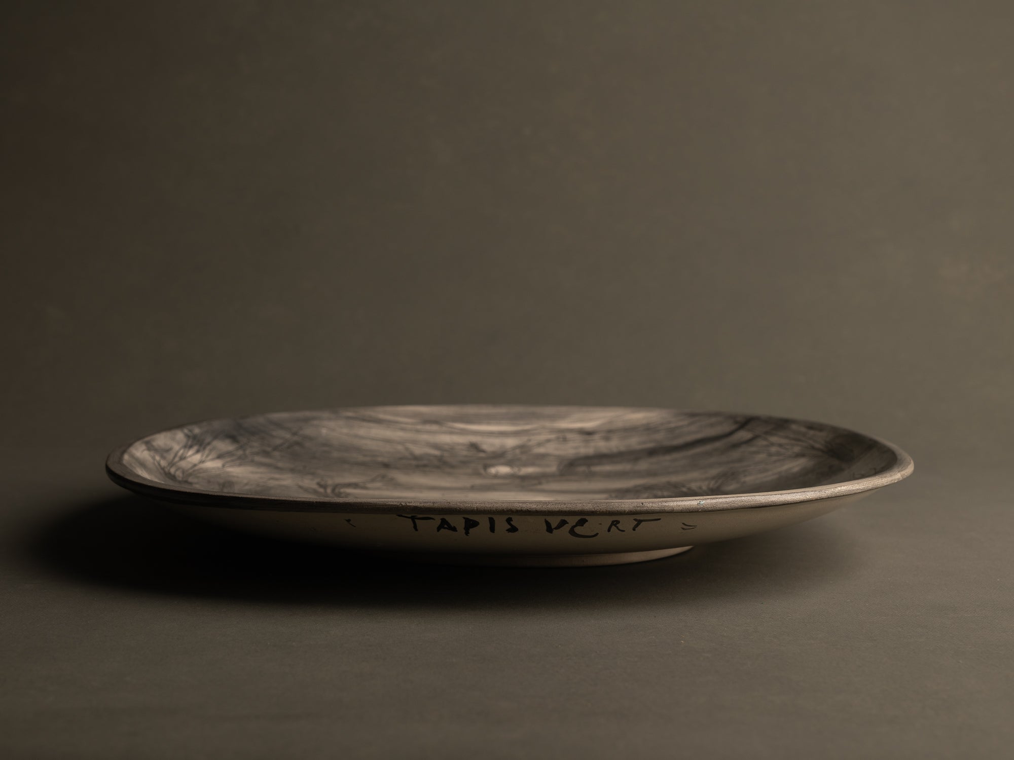 Exceptionnelle coupe / plat mural d'Anton Prinner pour l'Atelier du Tapis Vert à Vallauris, France (vers 1950)..Oustanding bowl / wall dish by Anton Prinner for the Atelier du Tapis Vert in Vallauris, France (vers 1950)