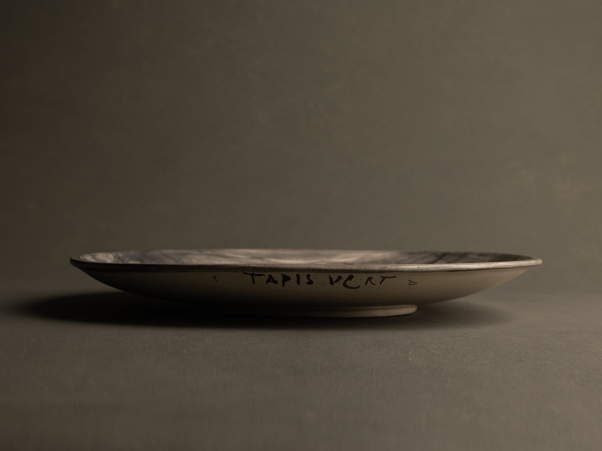 Exceptionnelle coupe / plat mural d'Anton Prinner pour l'Atelier du Tapis Vert à Vallauris, France (vers 1950)..Oustanding bowl / wall dish by Anton Prinner for the Atelier du Tapis Vert in Vallauris, France (vers 1950)