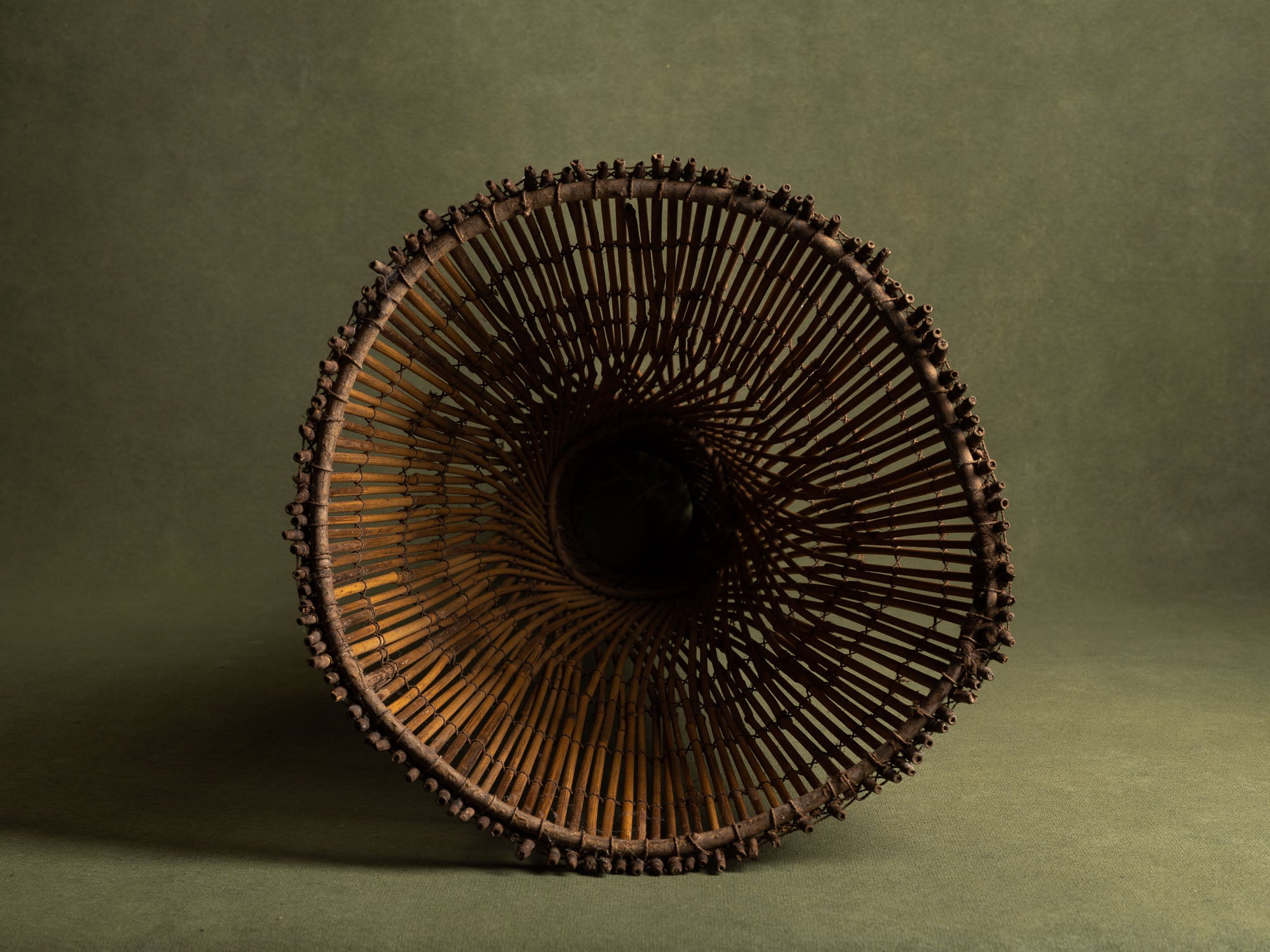 Rares nasses à poisson en vannerie de la vallée du Logone, Tchad (milieu du XXe siècle)..Rare basketwork fish traps from Logone Valley, Chad (mid 20th century)