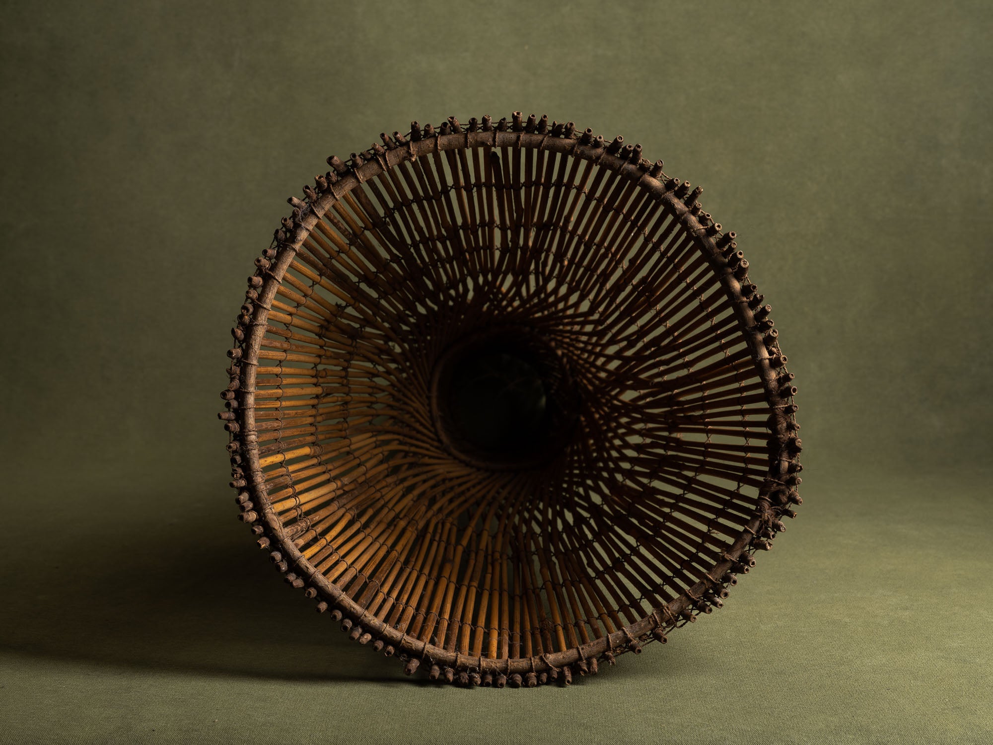 Rares nasses à poisson en vannerie de la vallée du Logone, Tchad (milieu du XXe siècle)..Rare basketwork fish traps from Logone Valley, Chad (mid 20th century)