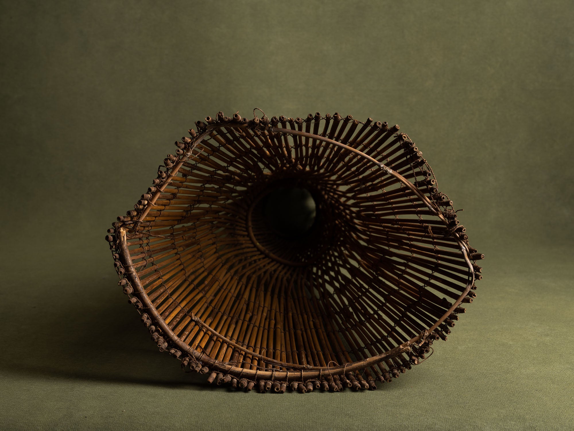 Rares nasses à poisson en vannerie de la vallée du Logone, Tchad (milieu du XXe siècle)..Rare basketwork fish traps from Logone Valley, Chad (mid 20th century)