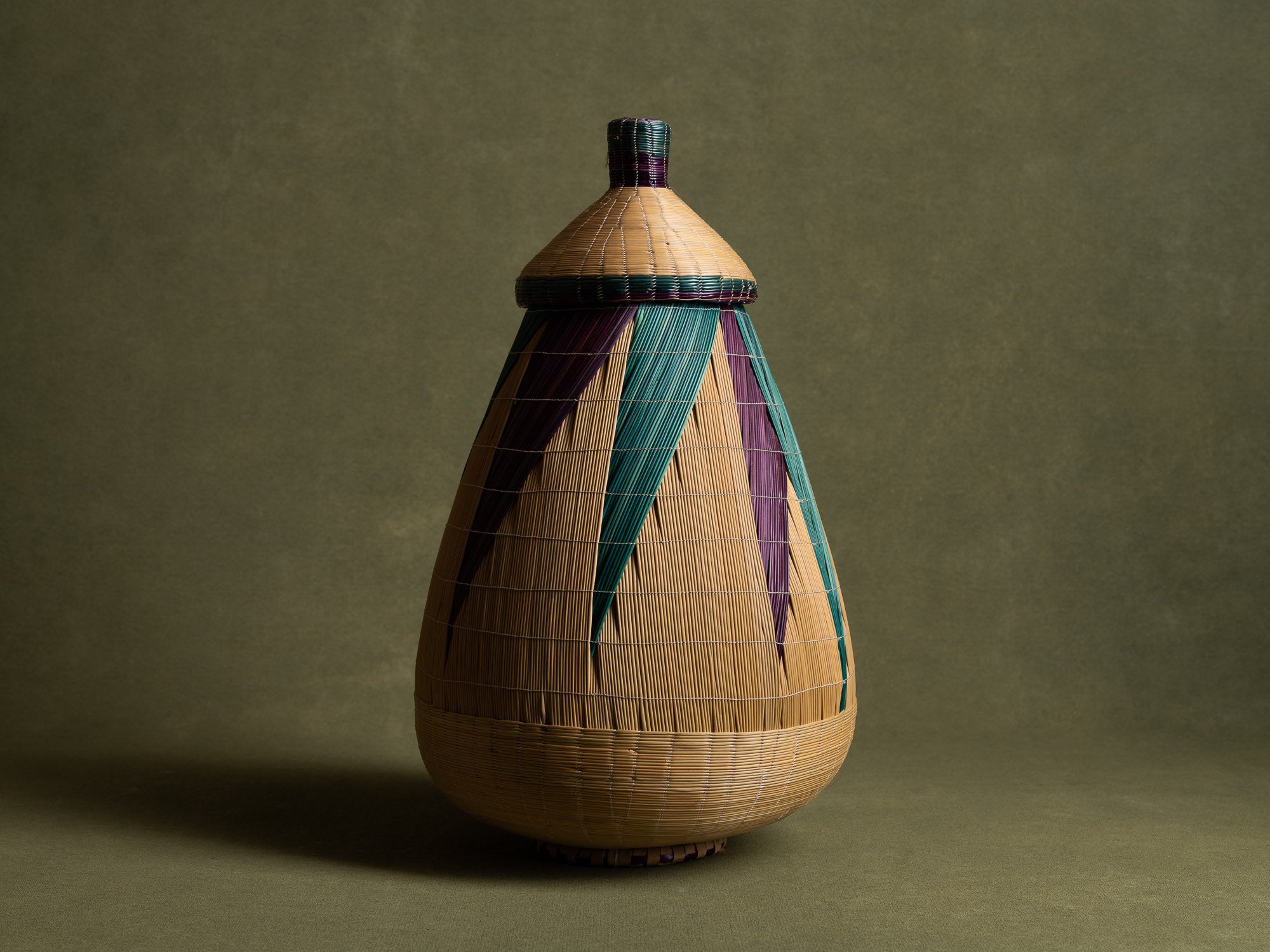 Panier couvert inkangara en vannerie Tutsi igihisi, Rwanda (Fin du XXe siècle)..Prestigious Tutsi inkangara igihisi lidded basket, Rwanda (Late 20th century)