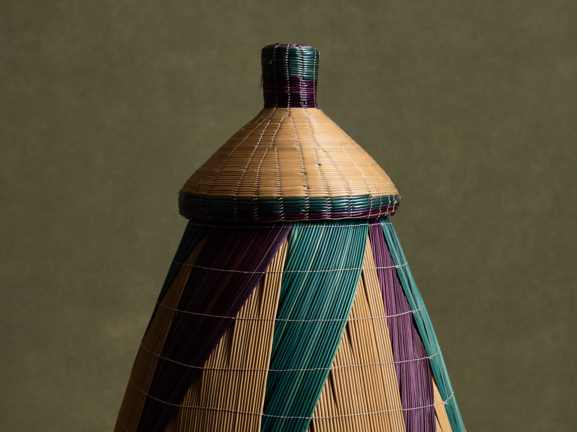Panier couvert inkangara en vannerie Tutsi igihisi, Rwanda (Fin du XXe siècle)..Prestigious Tutsi inkangara igihisi lidded basket, Rwanda (Late 20th century)