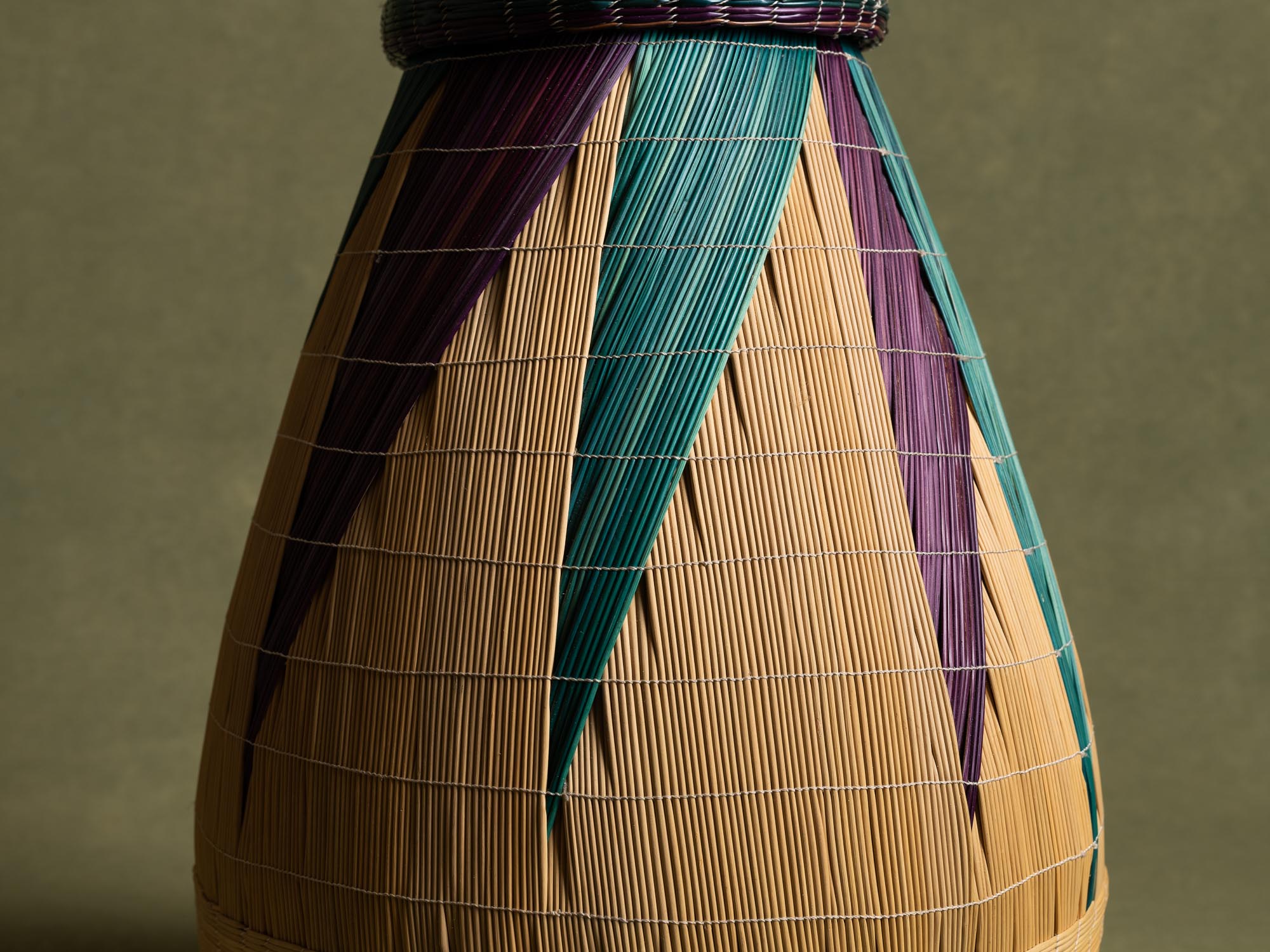 Panier couvert inkangara en vannerie Tutsi igihisi, Rwanda (Fin du XXe siècle)..Prestigious Tutsi inkangara igihisi lidded basket, Rwanda (Late 20th century)