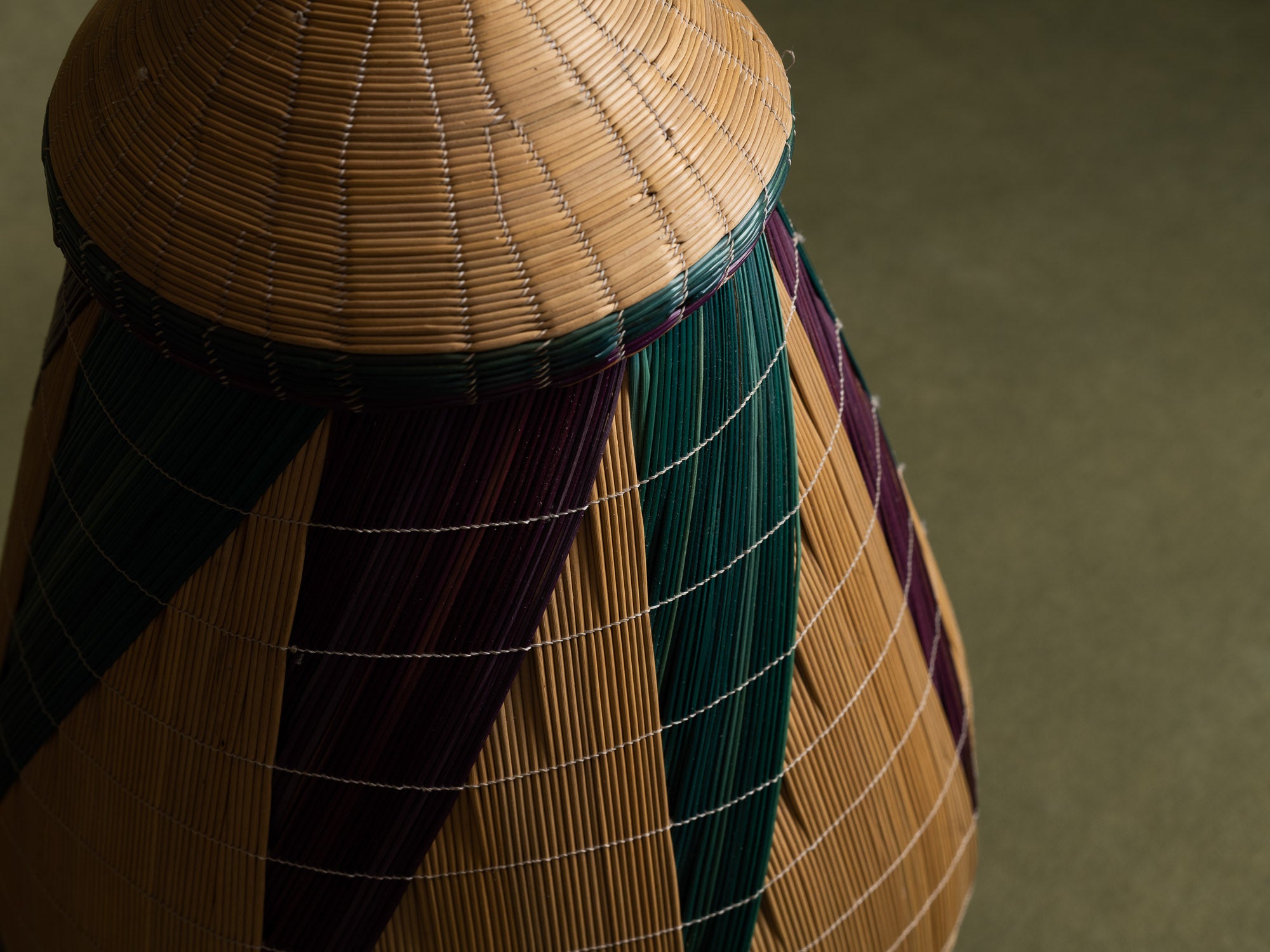 Panier couvert inkangara en vannerie Tutsi igihisi, Rwanda (Fin du XXe siècle)..Prestigious Tutsi inkangara igihisi lidded basket, Rwanda (Late 20th century)