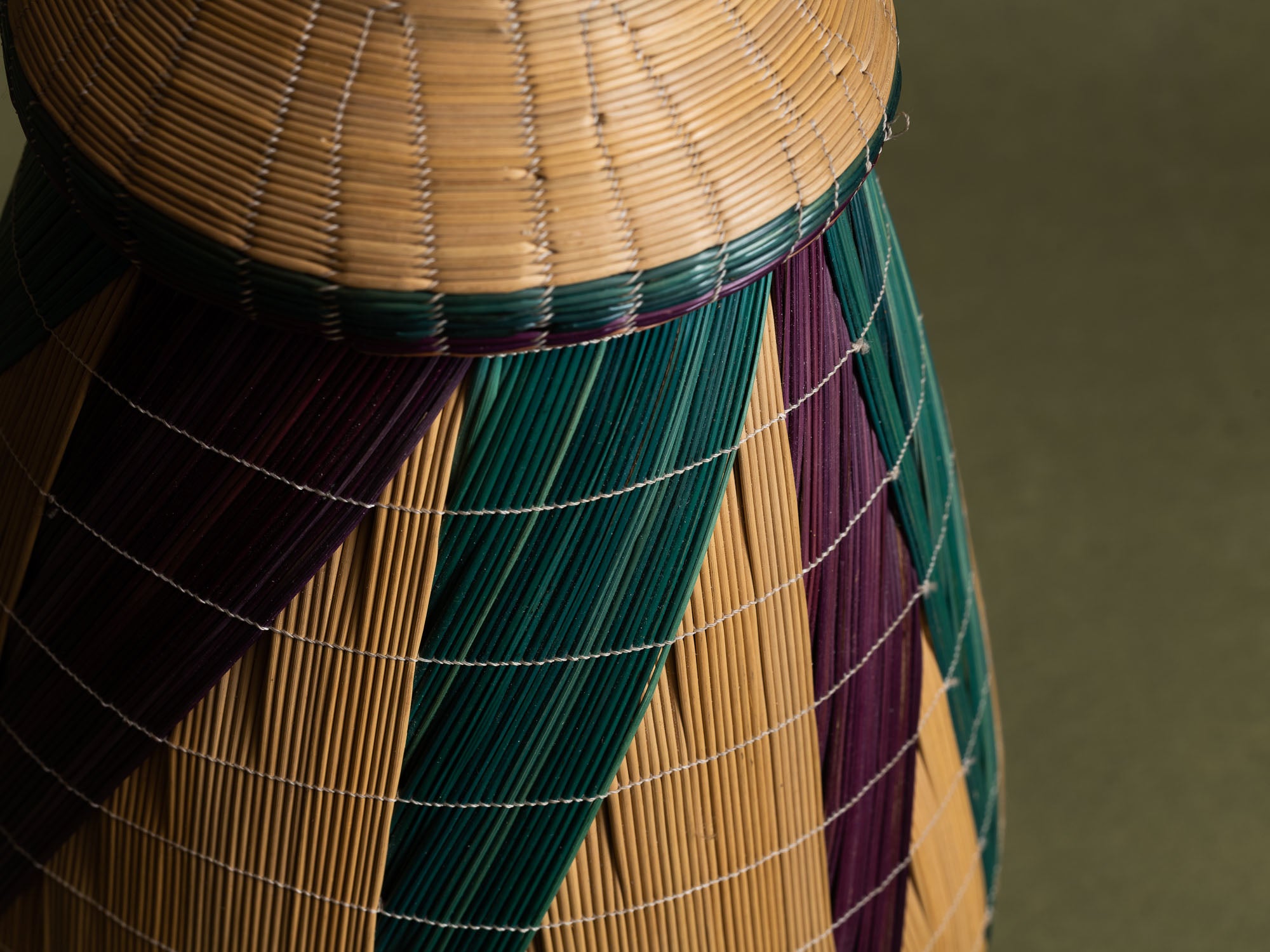 Panier couvert inkangara en vannerie Tutsi igihisi, Rwanda (Fin du XXe siècle)..Prestigious Tutsi inkangara igihisi lidded basket, Rwanda (Late 20th century)