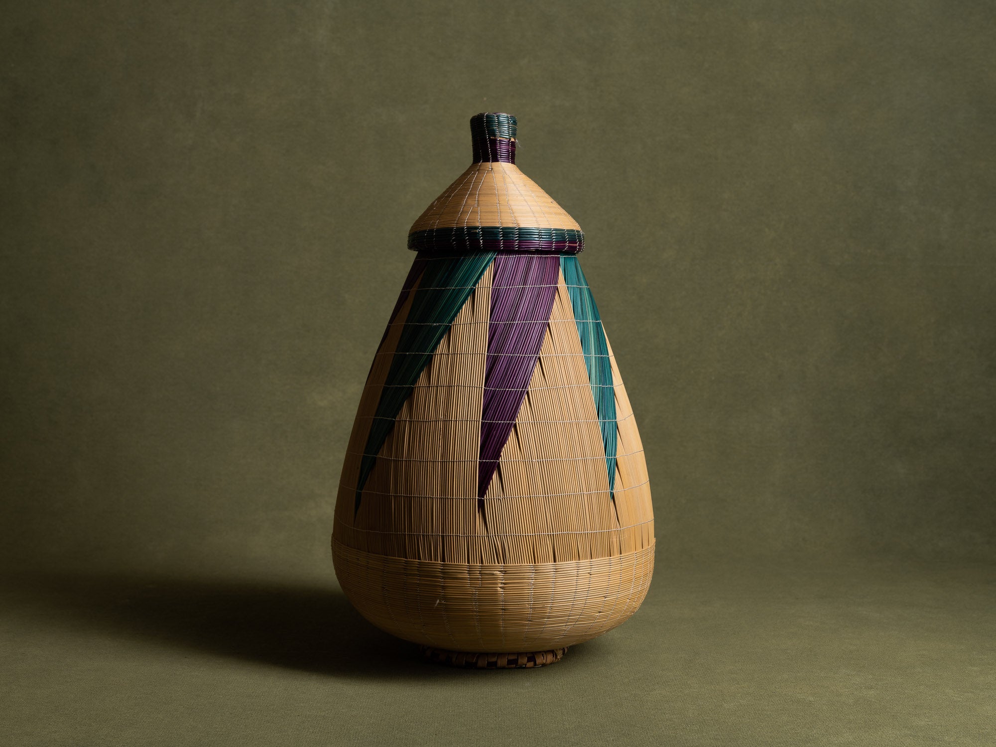 Panier couvert inkangara en vannerie Tutsi igihisi, Rwanda (Fin du XXe siècle)..Prestigious Tutsi inkangara igihisi lidded basket, Rwanda (Late 20th century)